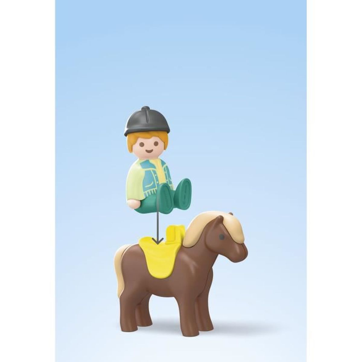 Una figura giocattolo siede su un cavallo giocattolo marrone con coperta.