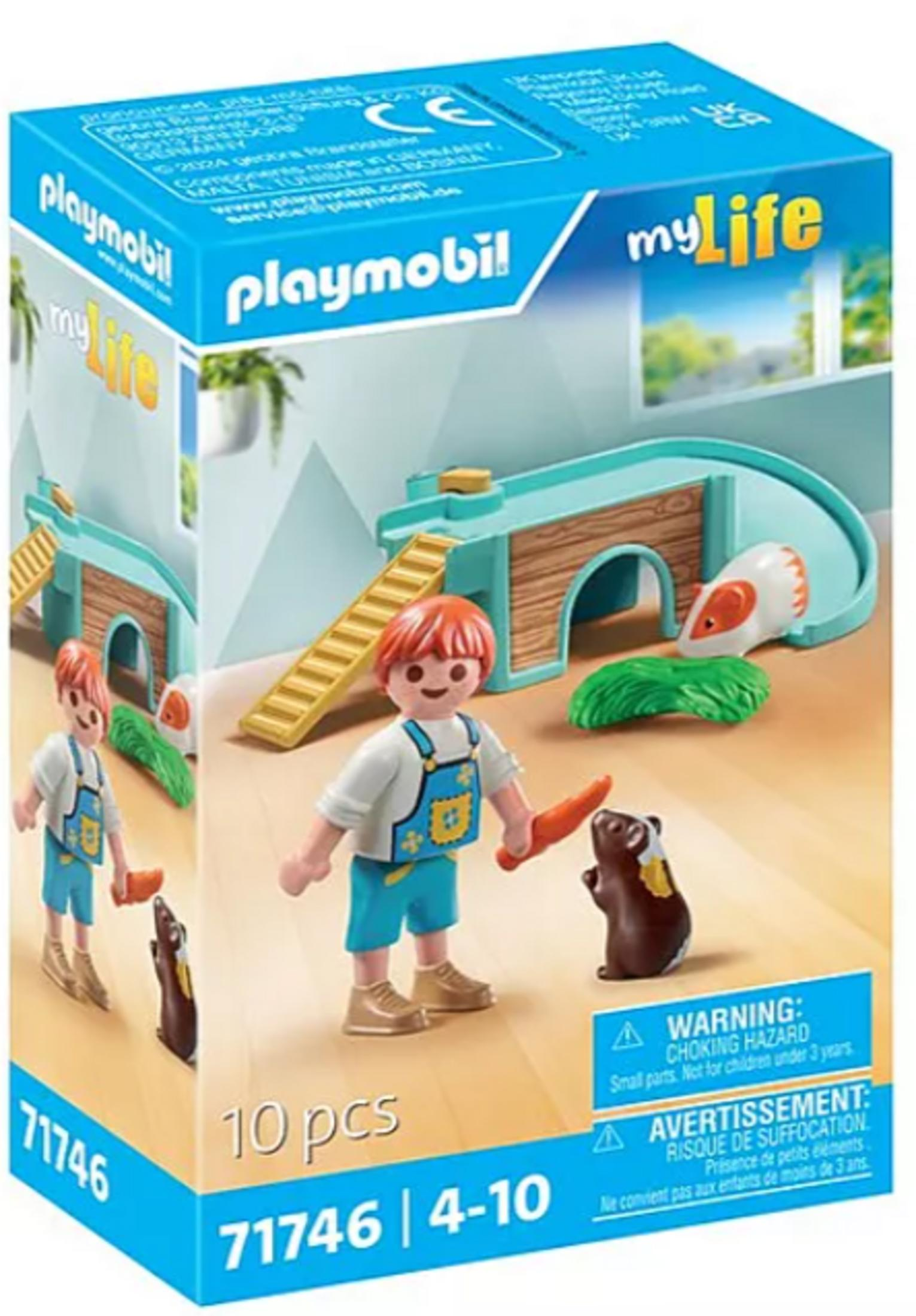 Zestaw Playmobil: chłopiec z chomikami, zjeżdżalnią i akcesoriami.