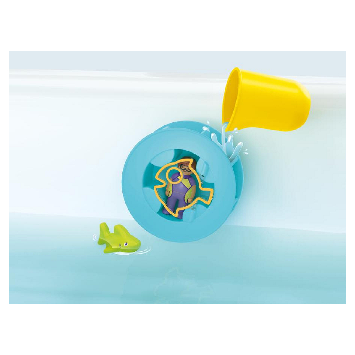 Un vaso amarillo vierte agua sobre un juguete de baño azul con una figura dentro. Un pez verde nada.