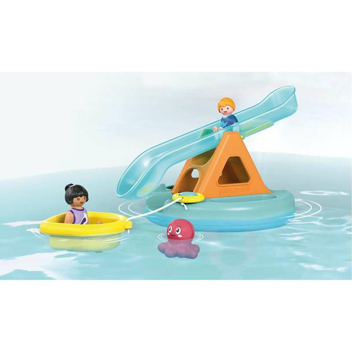 Bambini su uno scivolo d'acqua, uno in barca e un polpo rosa nell'acqua blu.