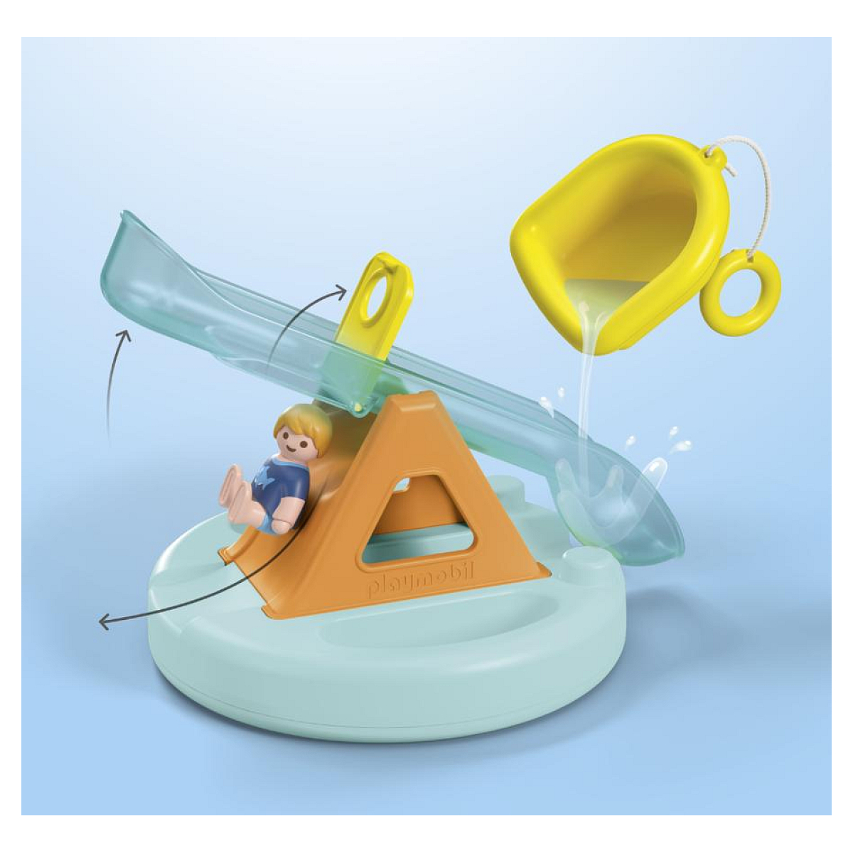 Giocattolo da acqua con figura su altalena, secchio giallo versa acqua.