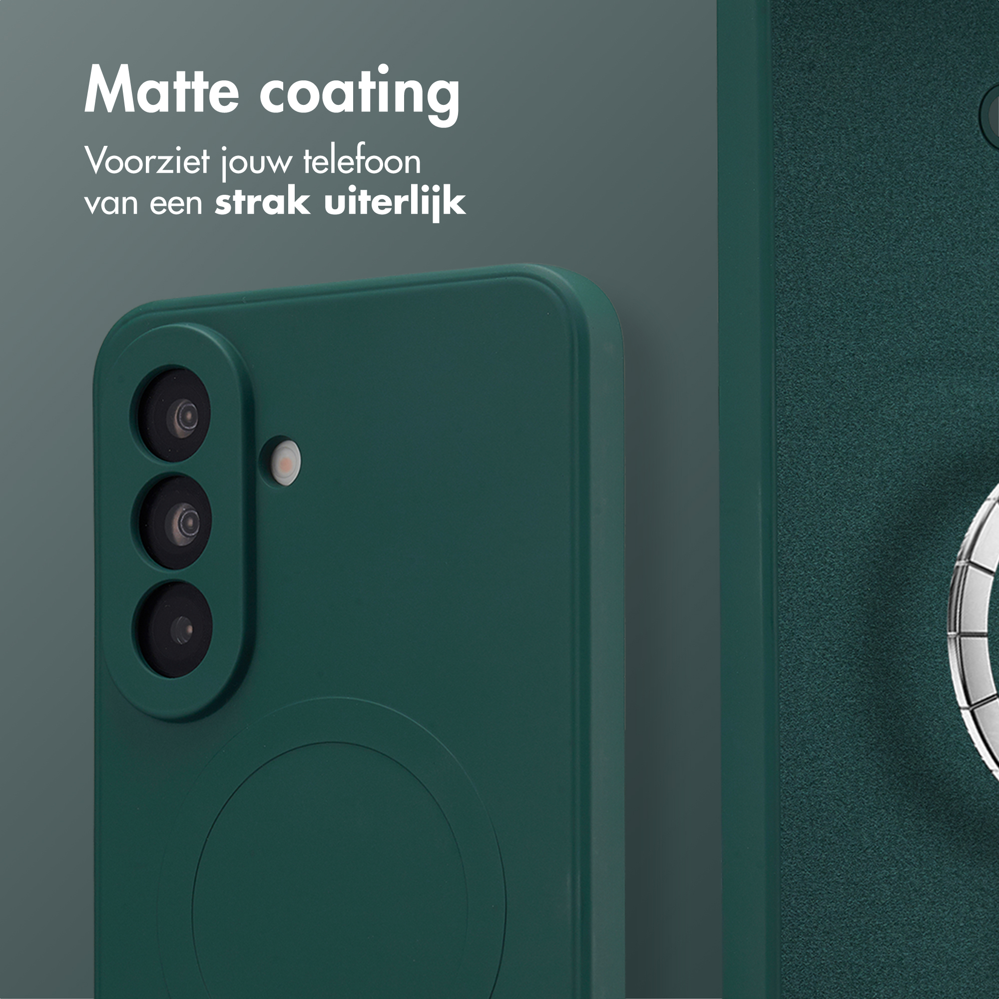 Coque de téléphone vert foncé avec trois caméras et finition mate.