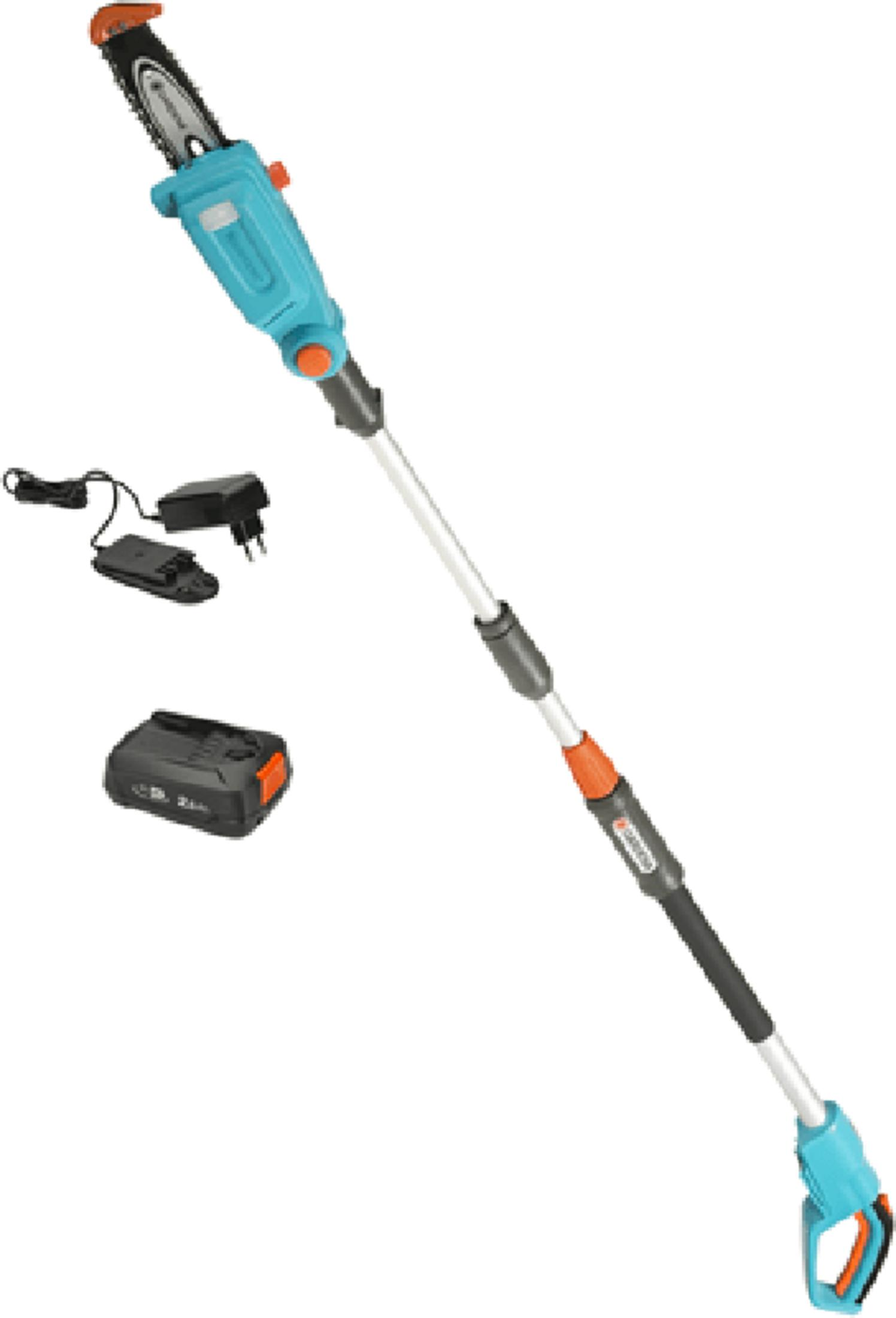Una motosega su asta a batteria con asta estensibile, caricabatterie e batteria.
