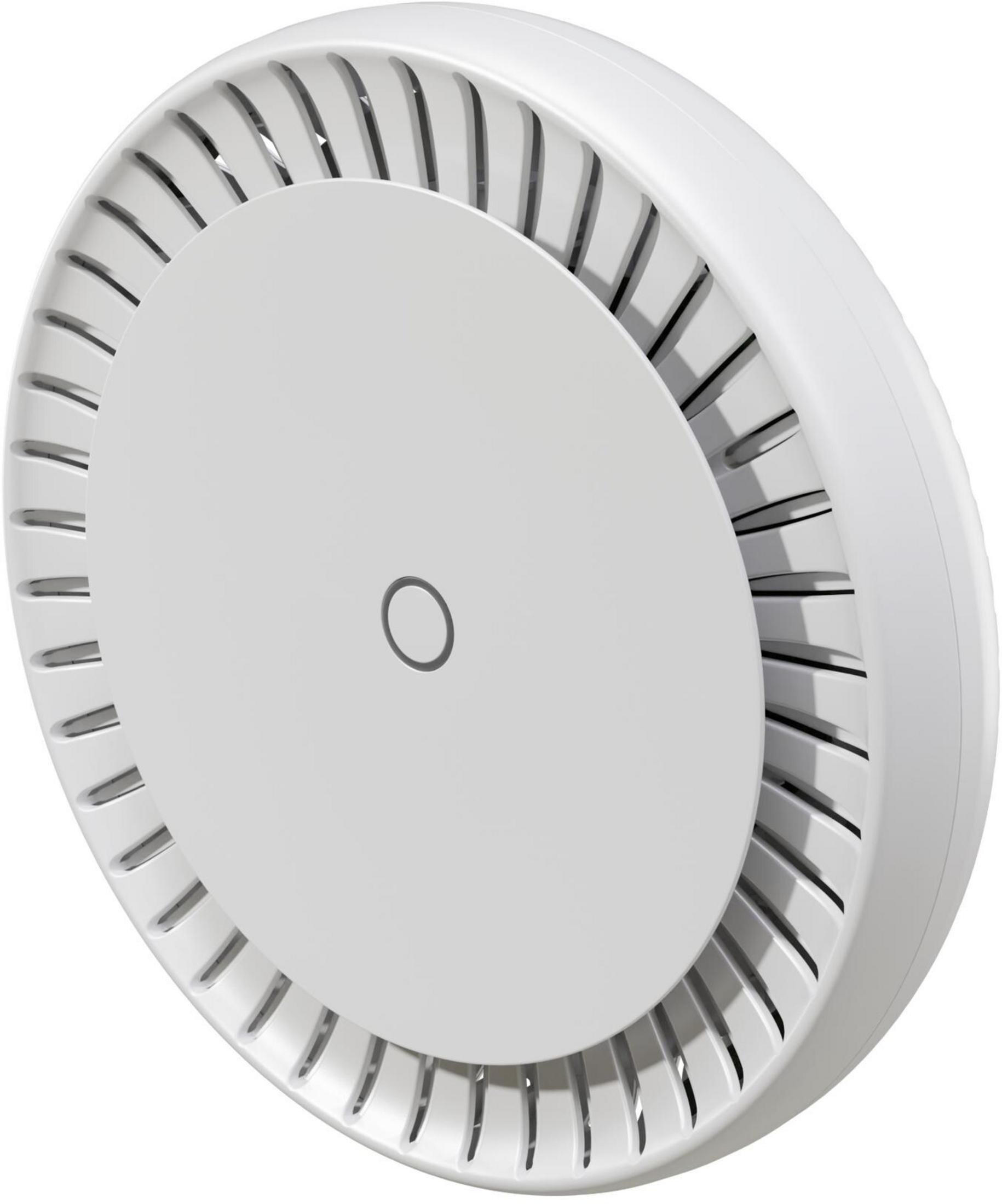 Biały, okrągły czujnik dymu z otworami wentylacyjnymi i okręgiem pośrodku.