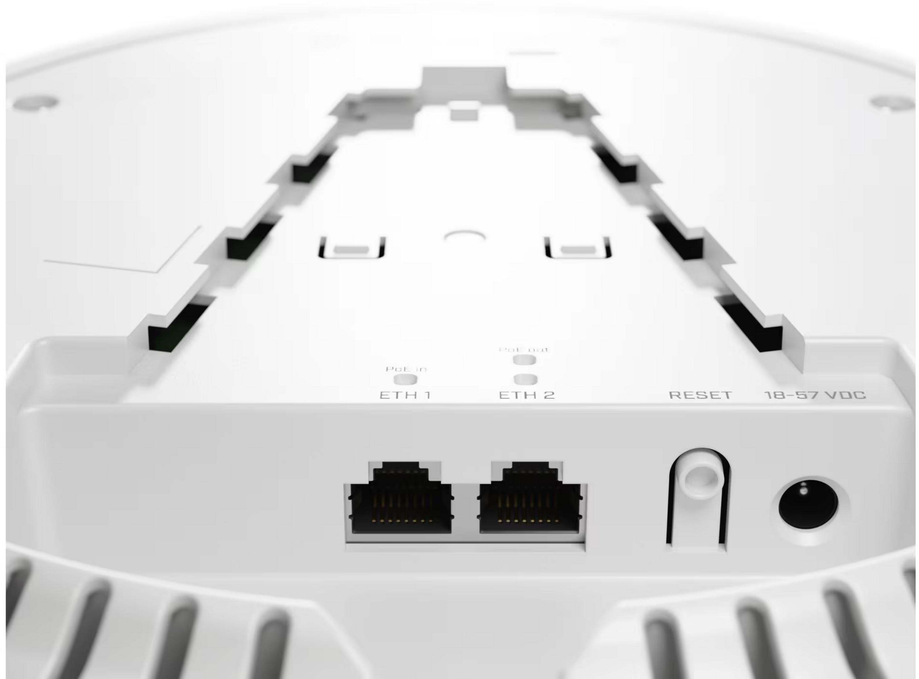 Zbliżenie na porty białego urządzenia: dwa porty Ethernet, przycisk reset, wejście DC.