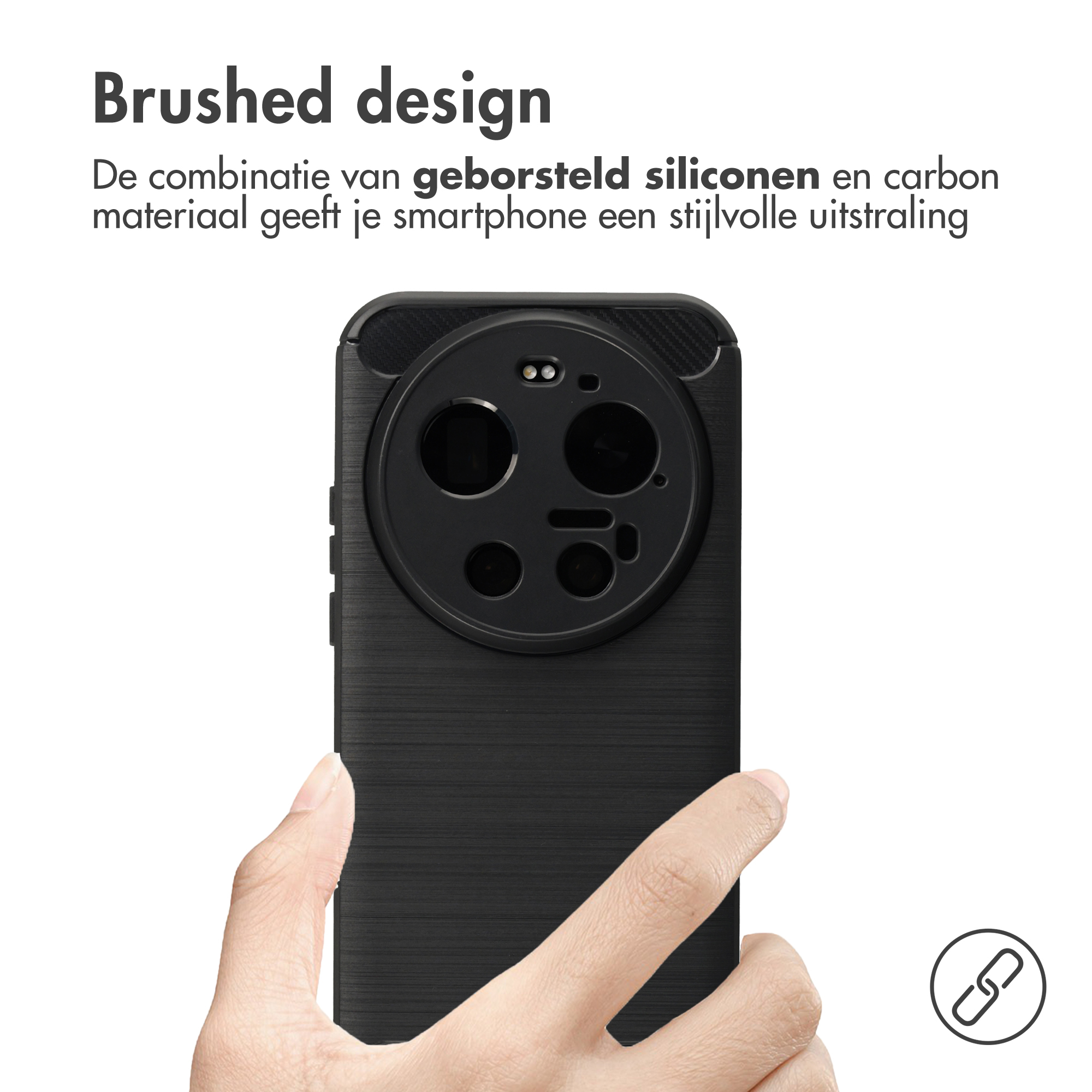 Een hand houdt een zwarte telefoon met geborsteld design en grote cameralens.