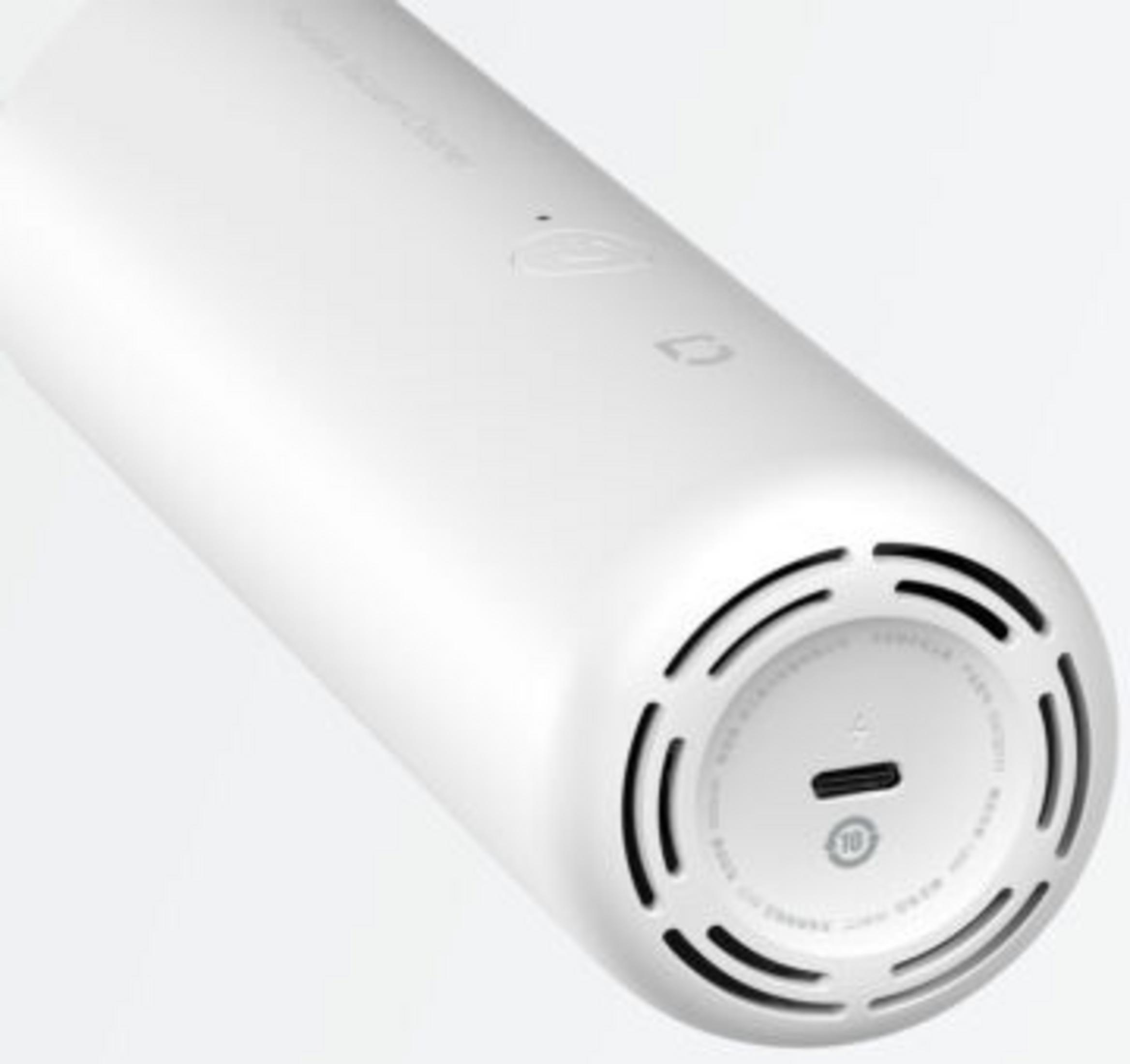 Gros plan d'un appareil blanc avec des aérations et un port USB-C.