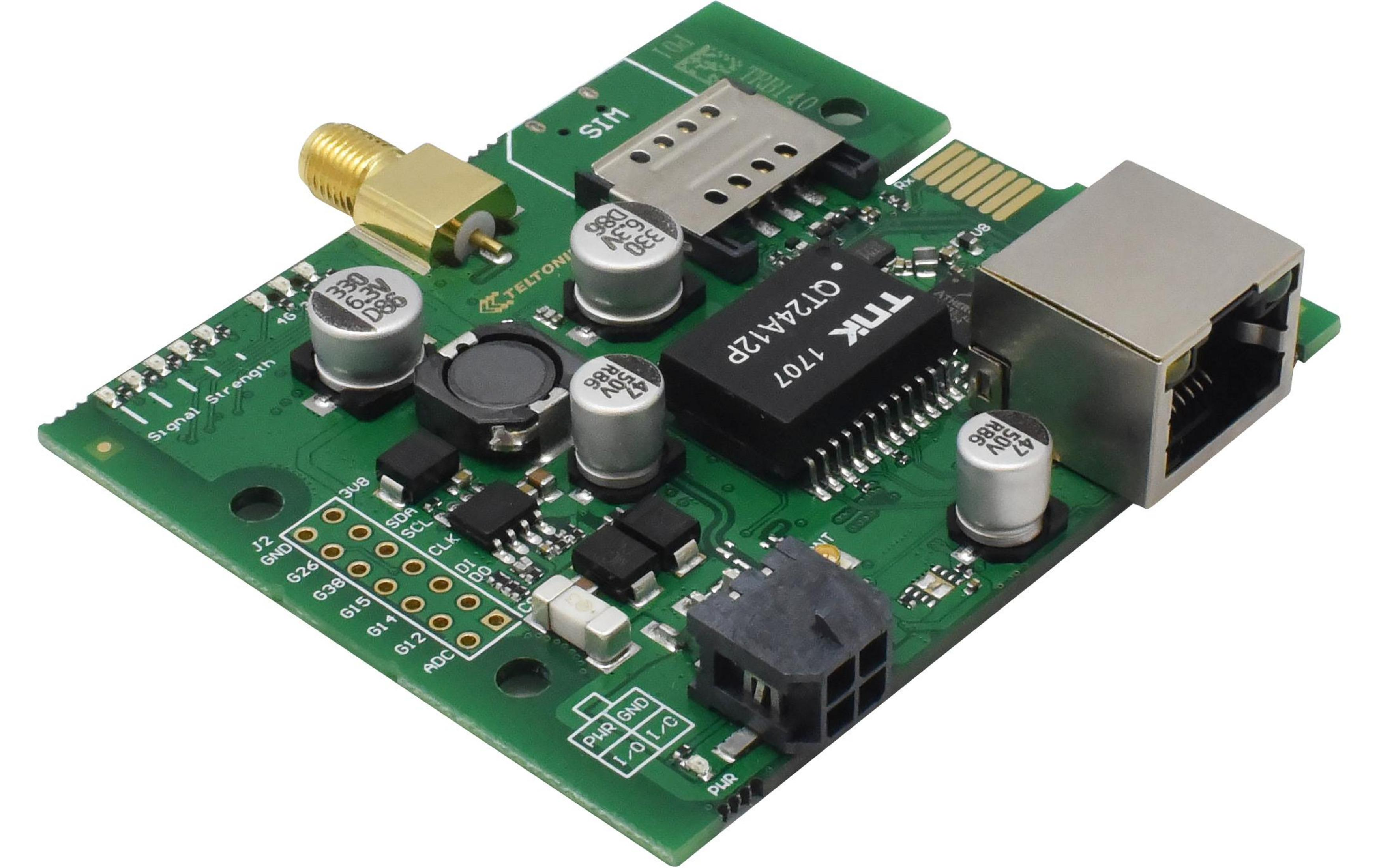 Groene printplaat met simkaartslot, Ethernetpoort, antenneconnector en componenten.