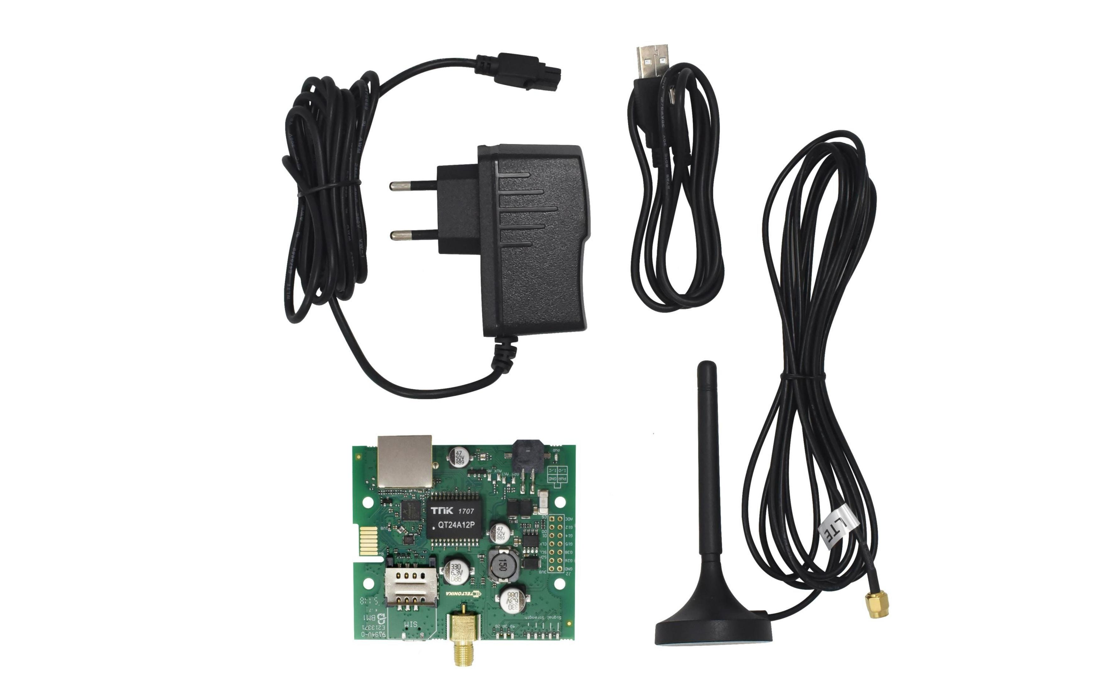 Een stroomadapter, USB-kabel, LTE-antennemodule en printplaat worden op witte achtergrond getoond.