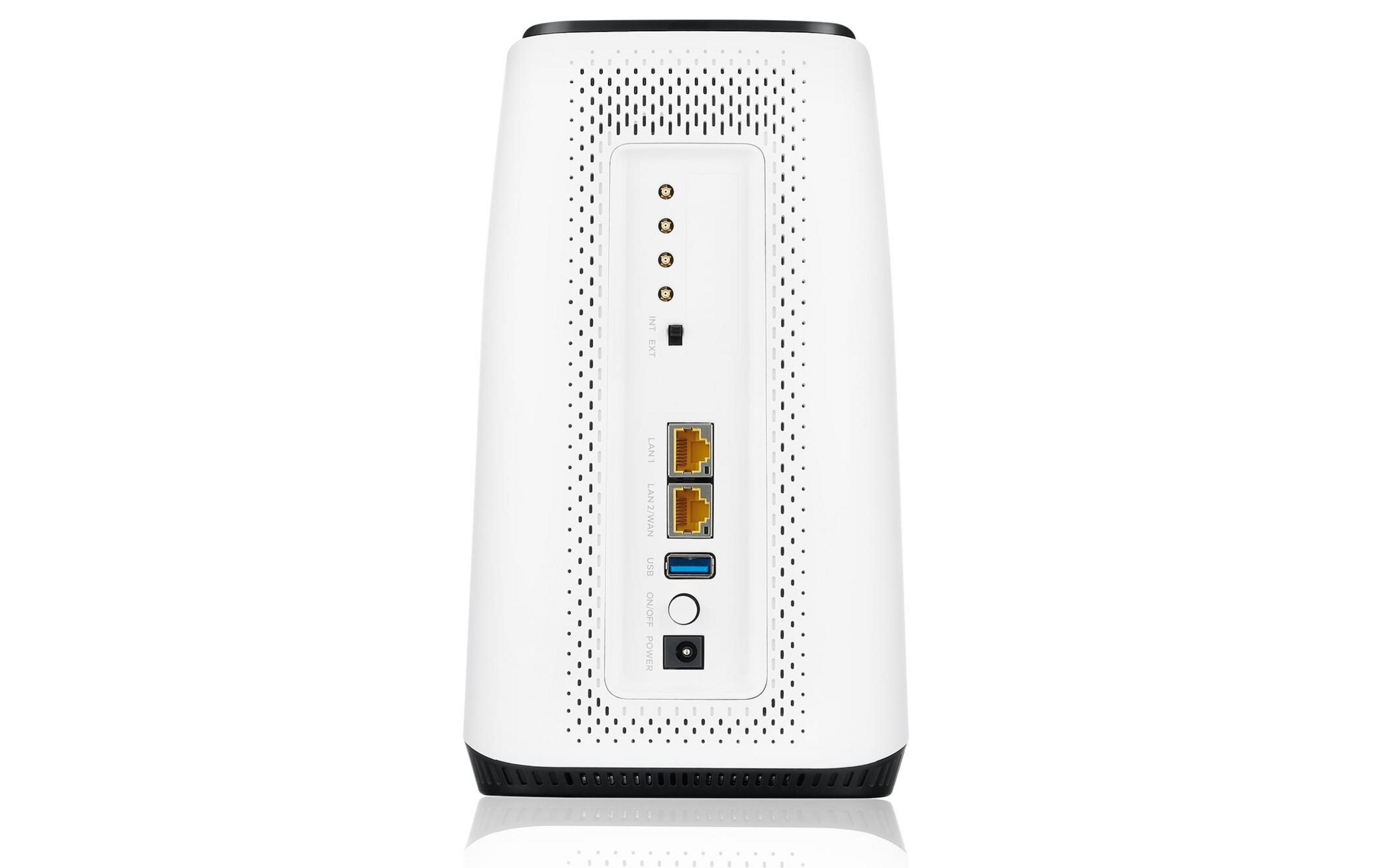 Tył białego routera z portami LAN, USB i zasilania.