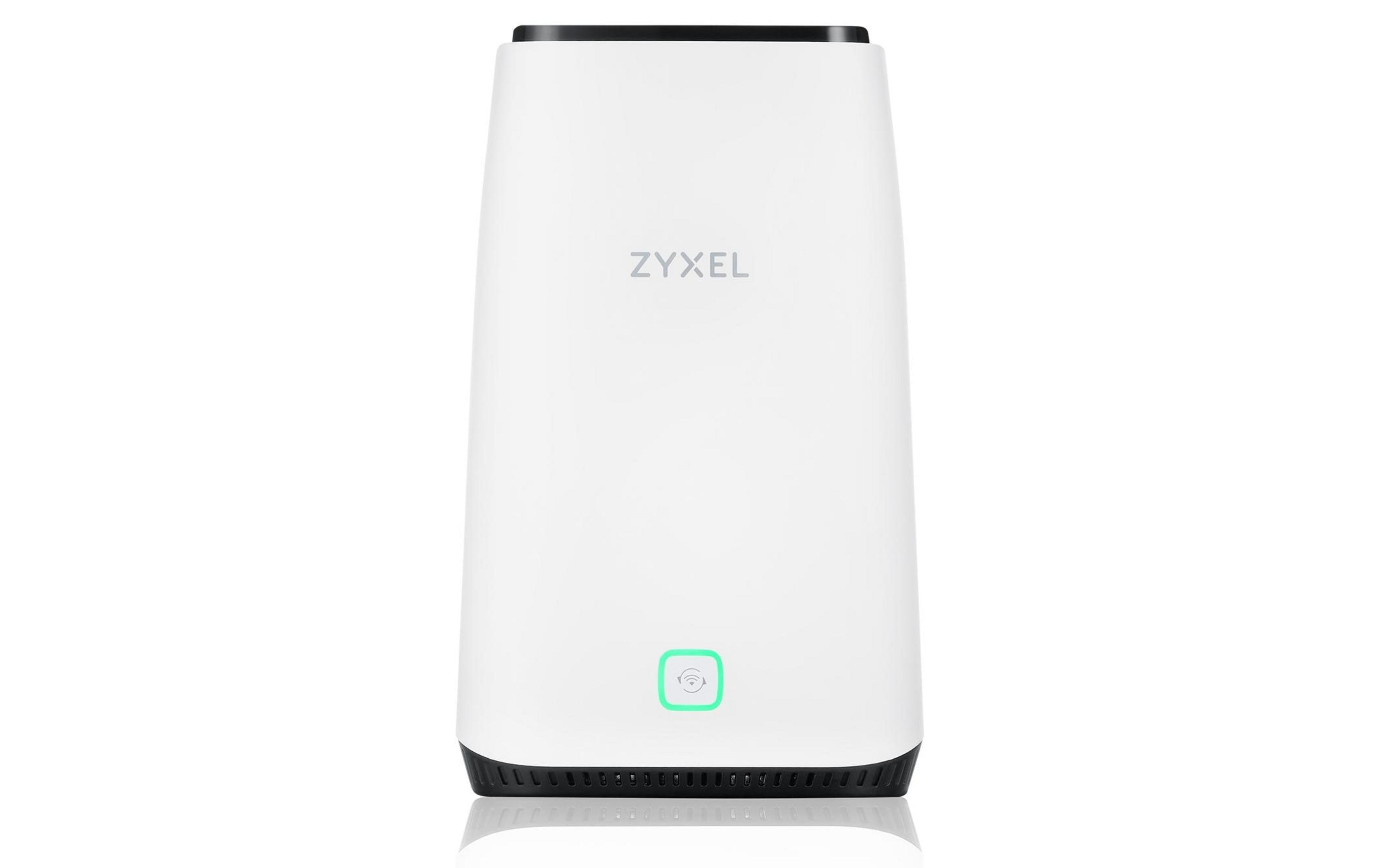 Biały router Zyxel z zielonym symbolem Wi-Fi na białym tle.