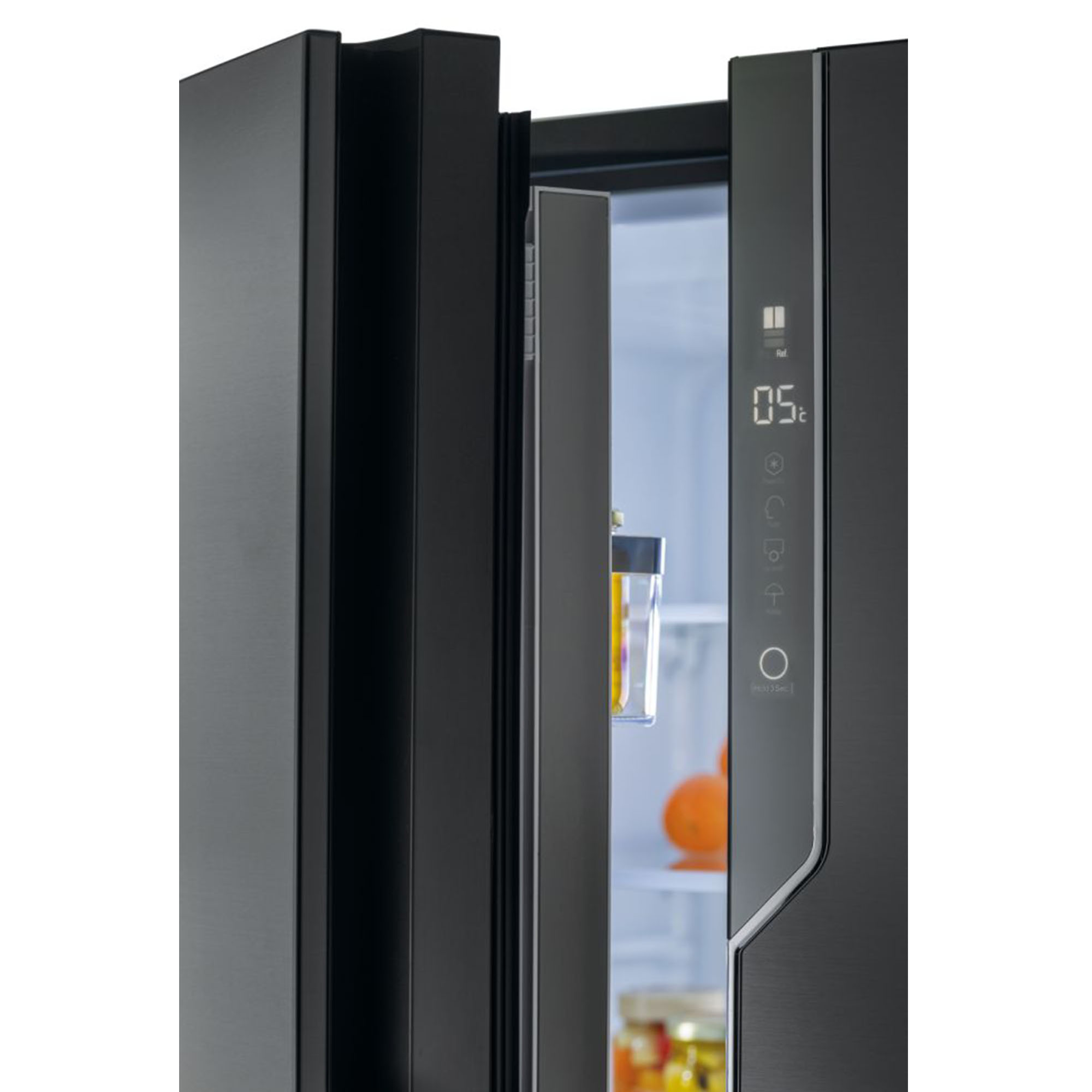 Refrigerador negro con puerta abierta. Pantalla digital muestra 05°C.