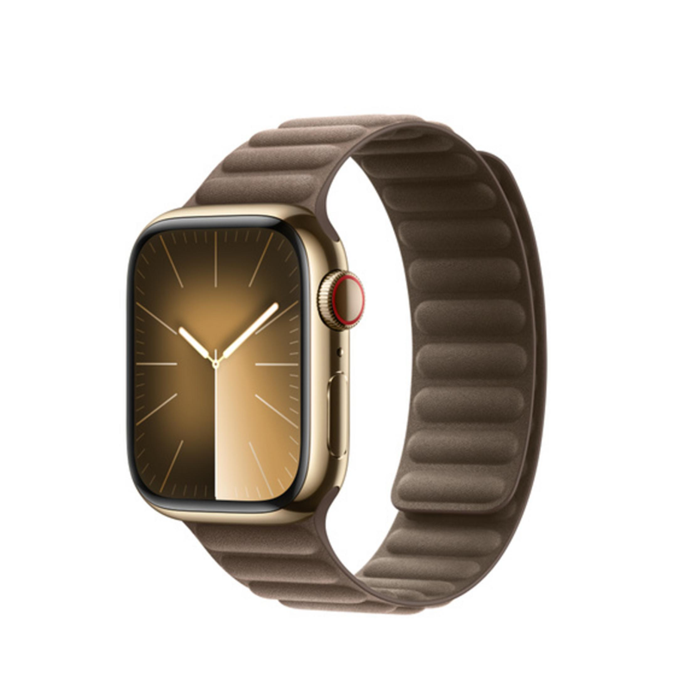 Une montre connectée dorée avec bracelet marron sur fond blanc.