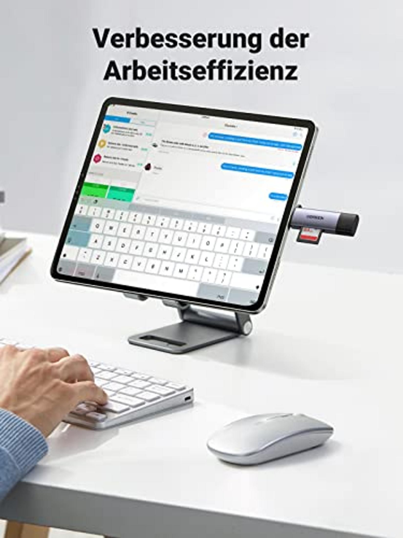 Tablet z klawiaturą, myszą i czytnikiem kart SD na biurku.