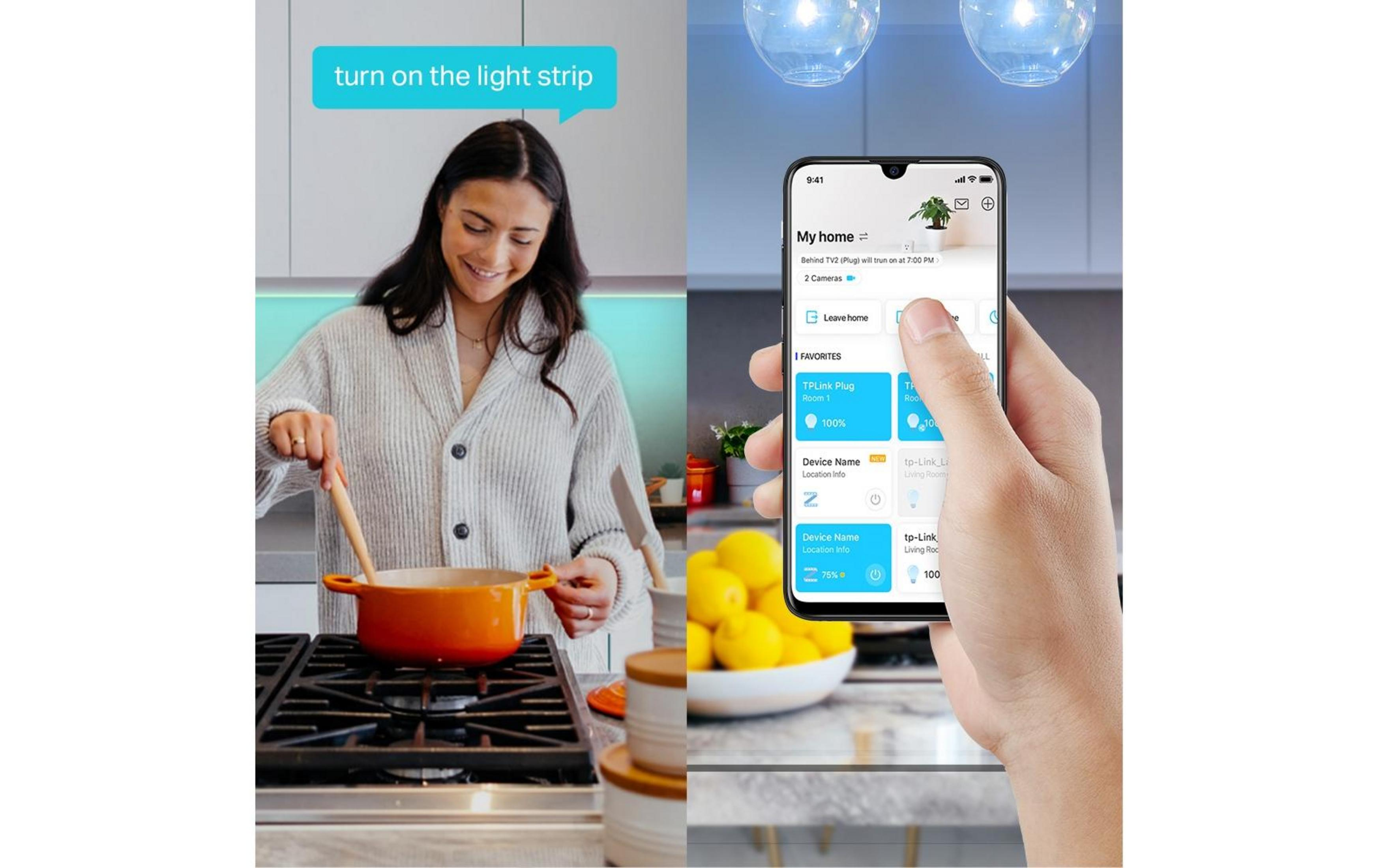 Donna cucina, telefono mostra app smart home con luci.