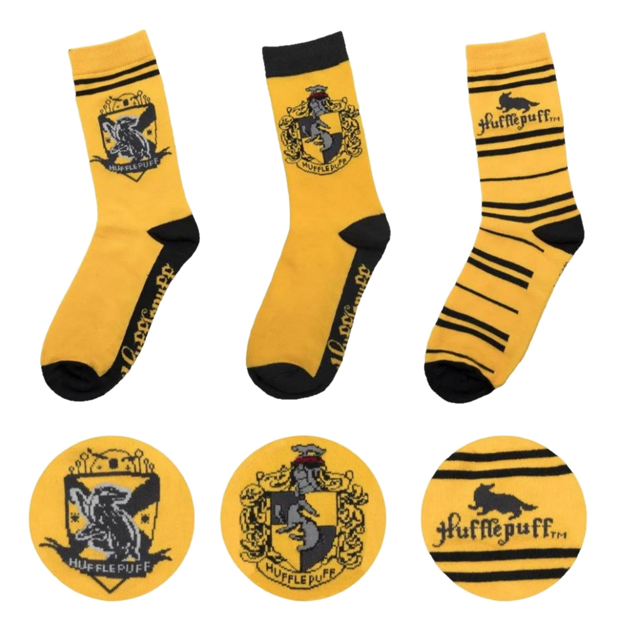Drei gelbe Socken mit Hufflepuff-Emblemen und Streifen.