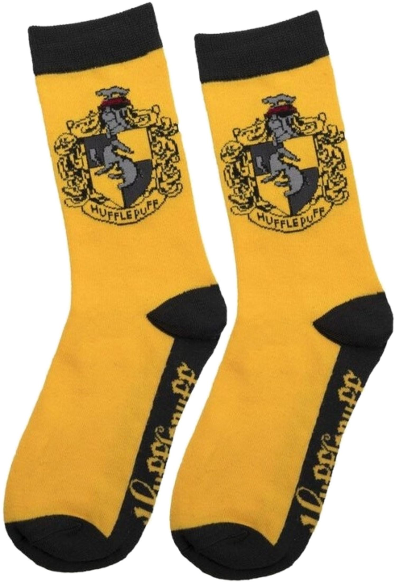 Zwei gelbe Socken mit schwarzem Bündchen und dem Wappen von Hufflepuff.