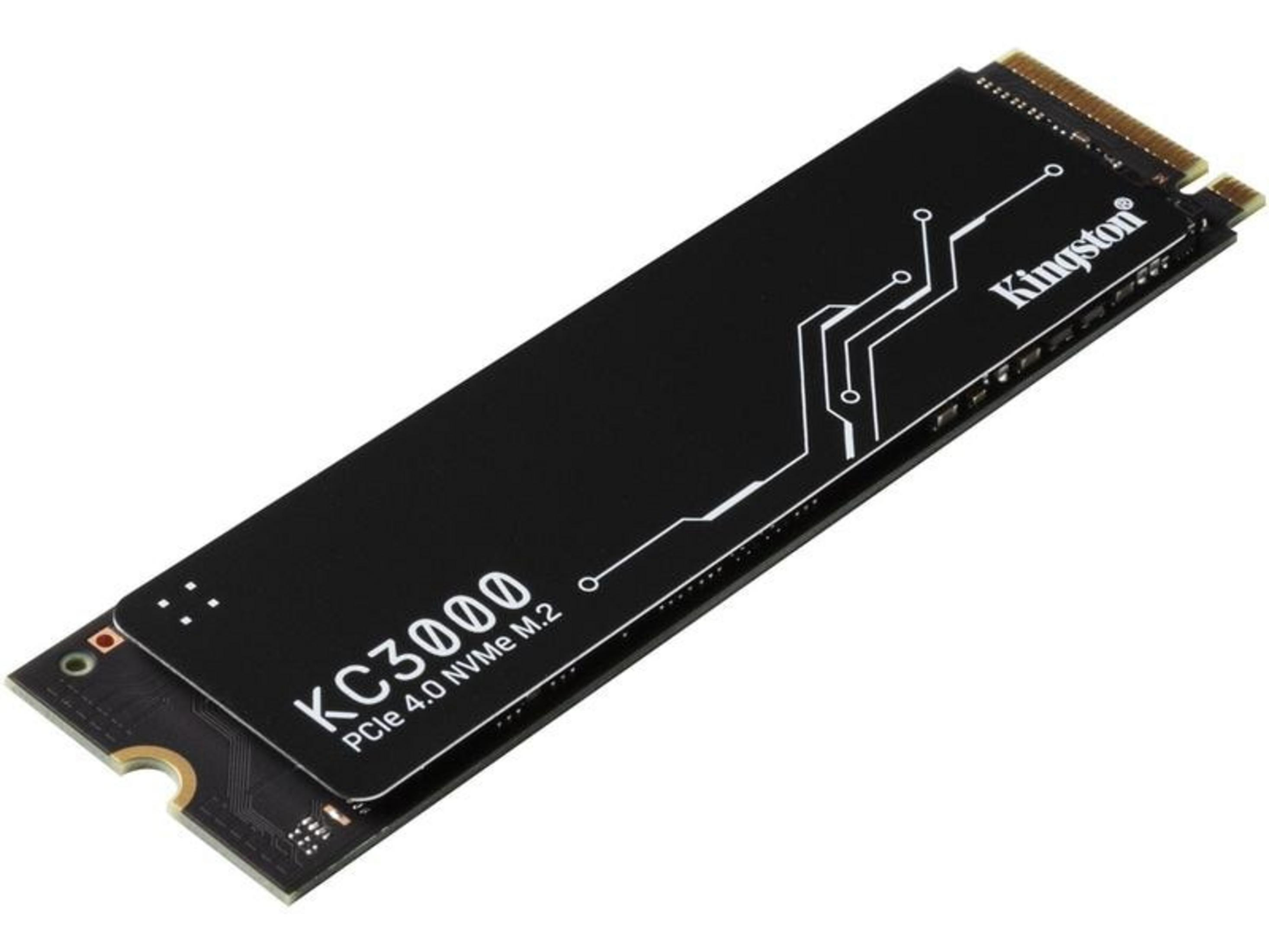Czarny dysk SSD M.2 z logo Kingston i śladami obwodu.