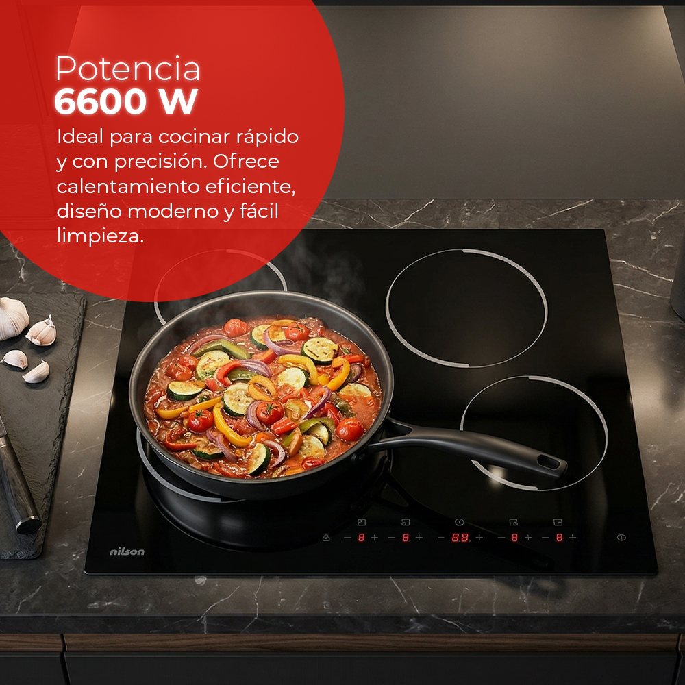 Una olla con verduras se cocina en una placa de inducción.