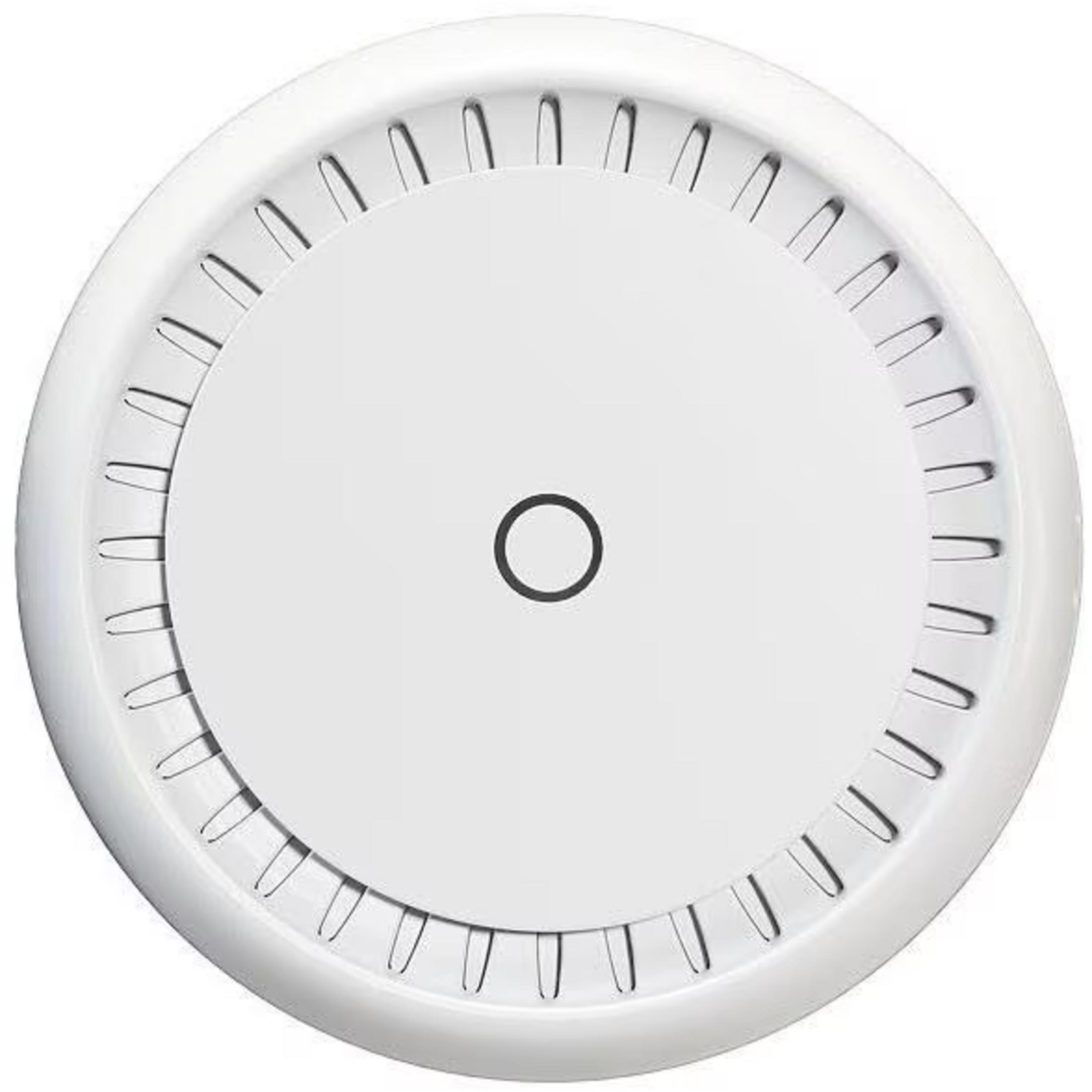 Białe, okrągłe urządzenie z otworami wentylacyjnymi i czarnym kółkiem pośrodku.