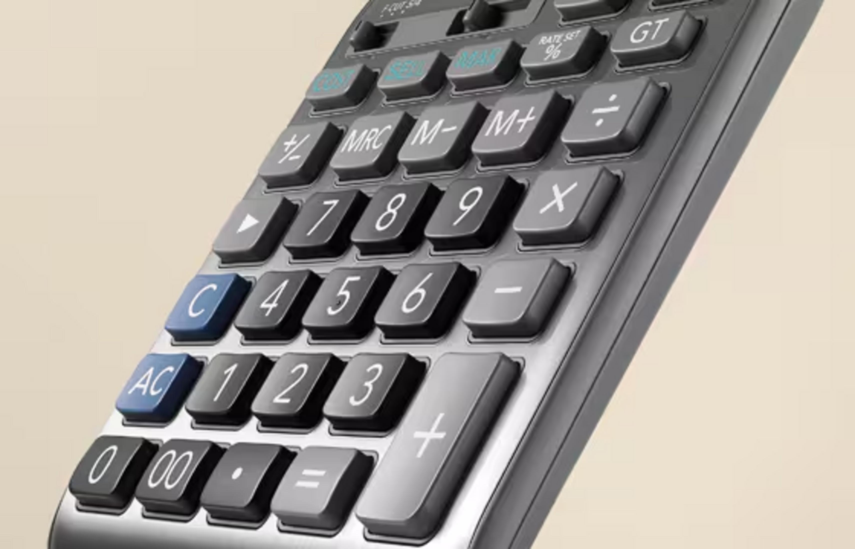 Zbliżenie szarej klawiatury kalkulatora z cyframi i symbolami.
