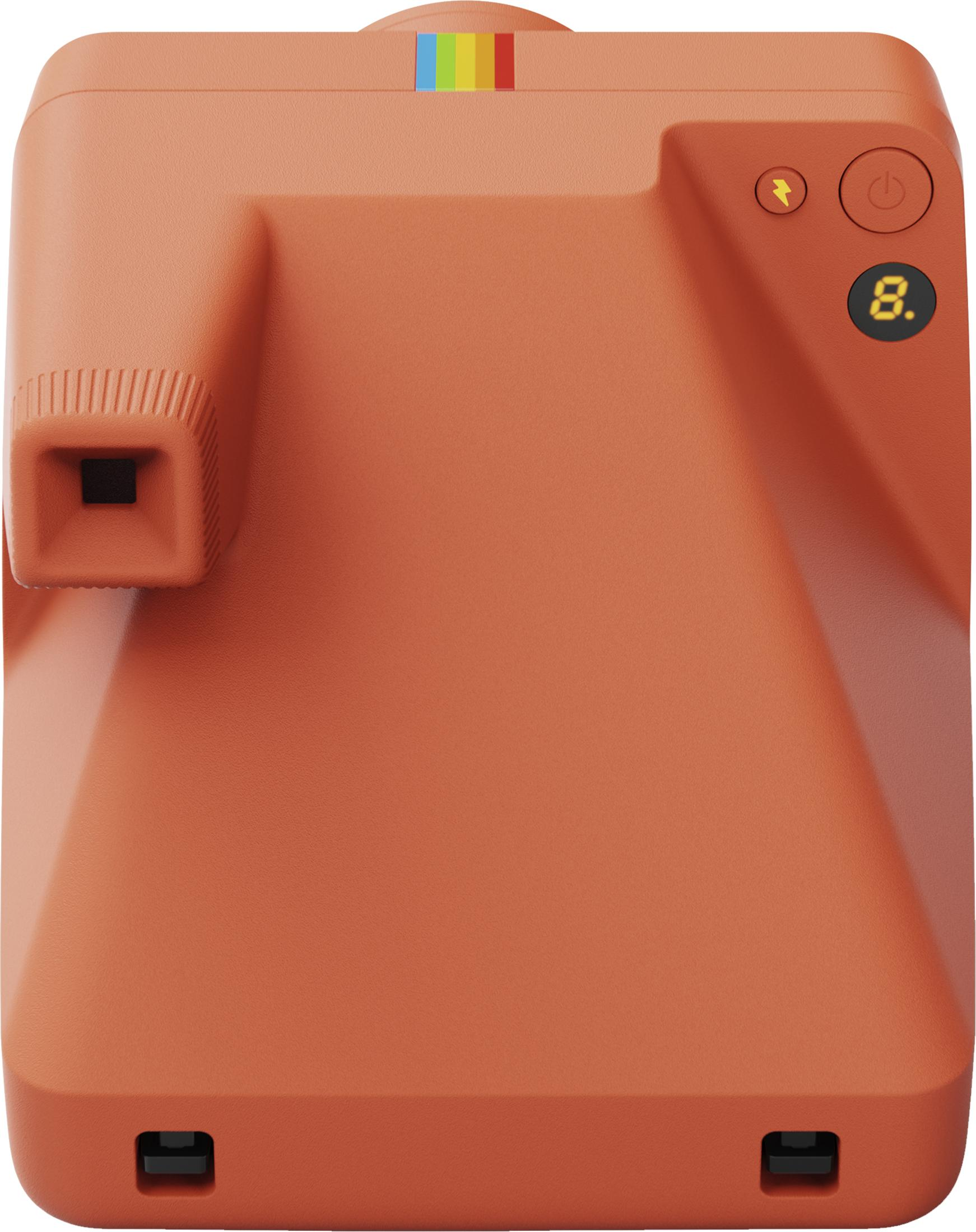 Une caméra instantanée orange avec des rayures arc-en-ciel en haut et un écran "8."