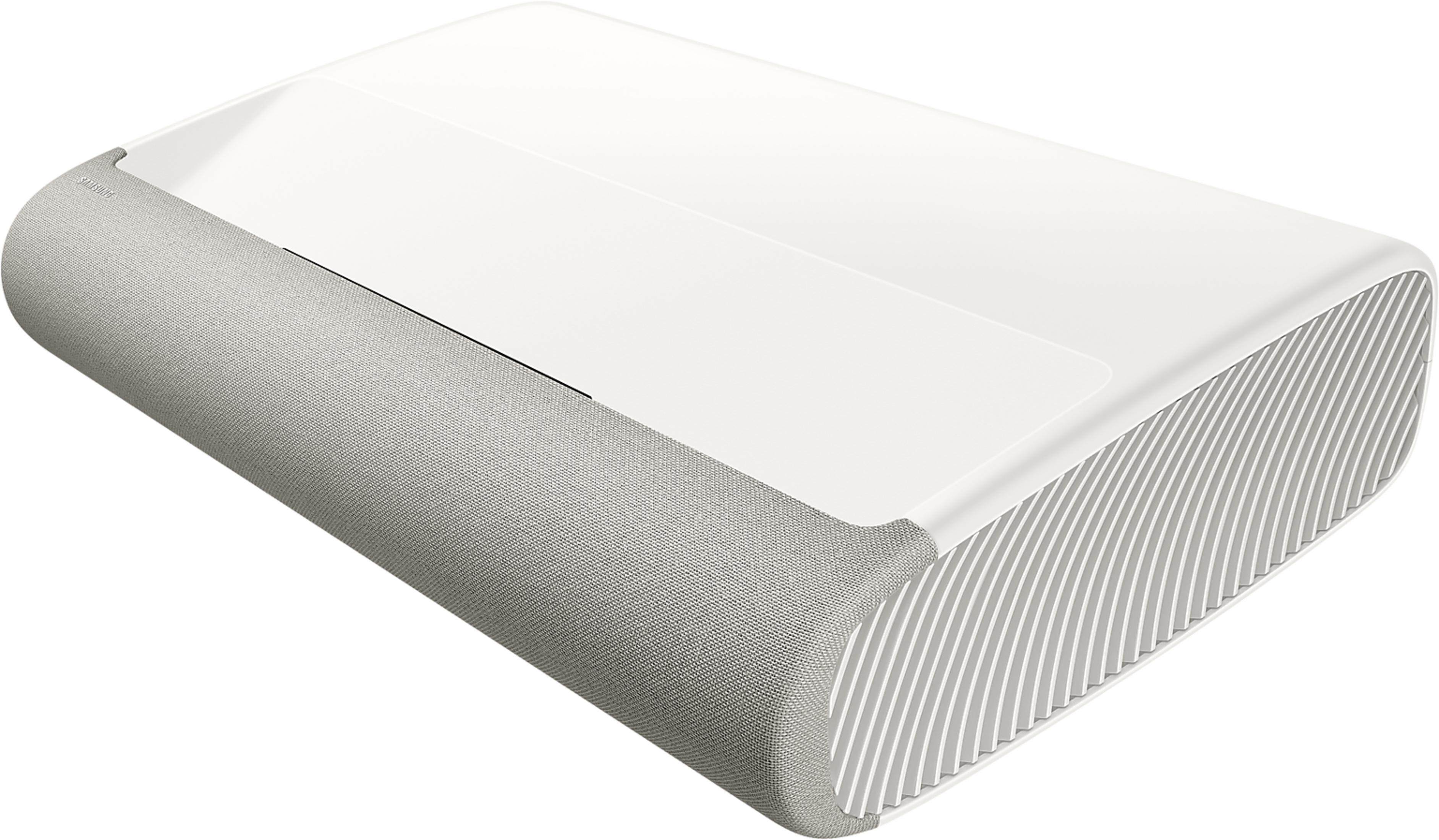 Biały projektor Samsung z materiałowym pokryciem i otworami wentylacyjnymi.