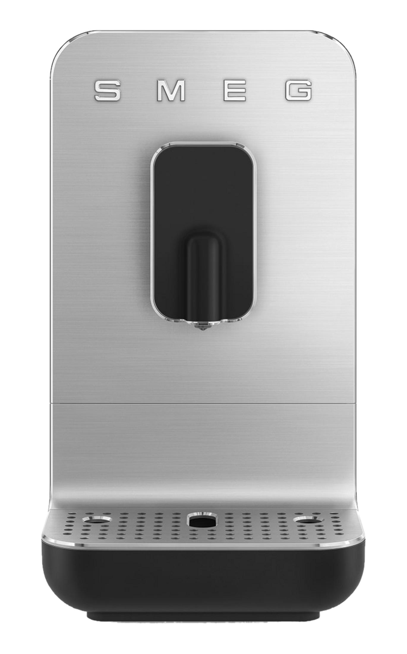 Srebrna ekspres do kawy SMEG z czarną tacką ociekową i wylewką.