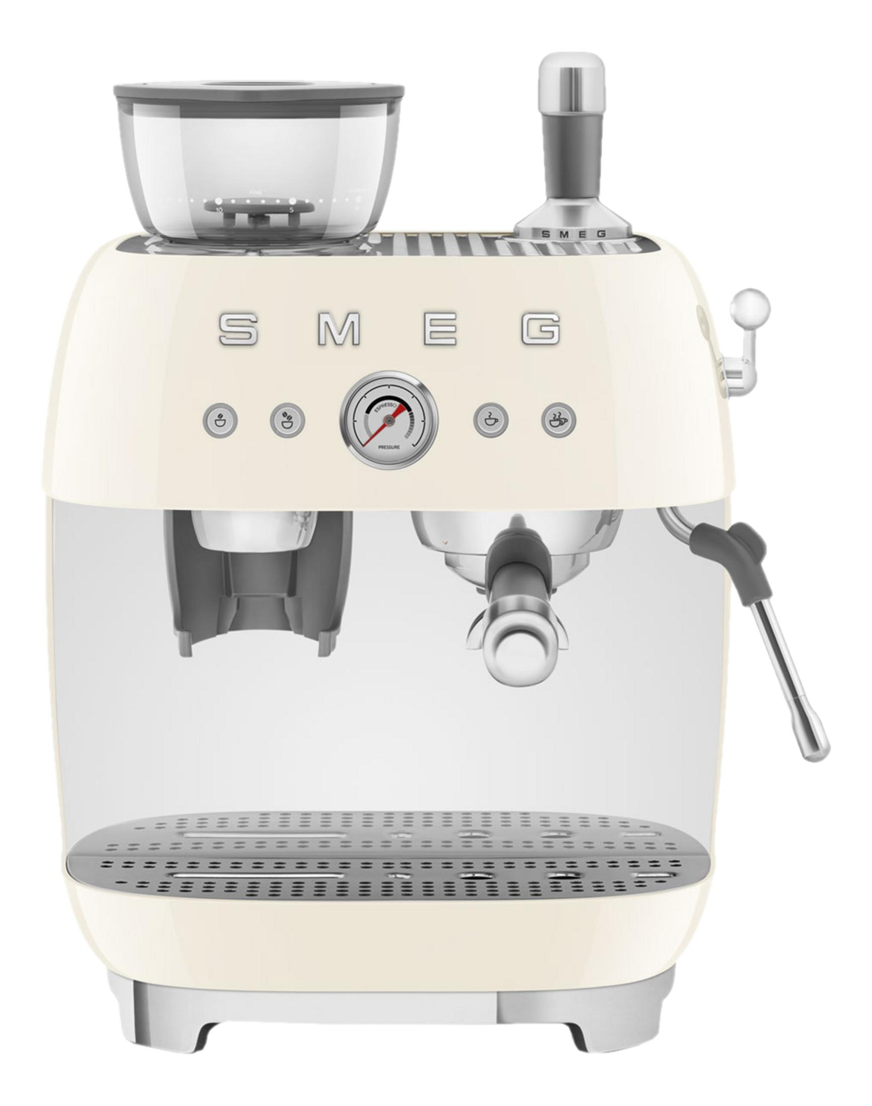 Kremowa maszyna do espresso SMEG z błyszczącym wykończeniem, portafiltrem i manometrem.