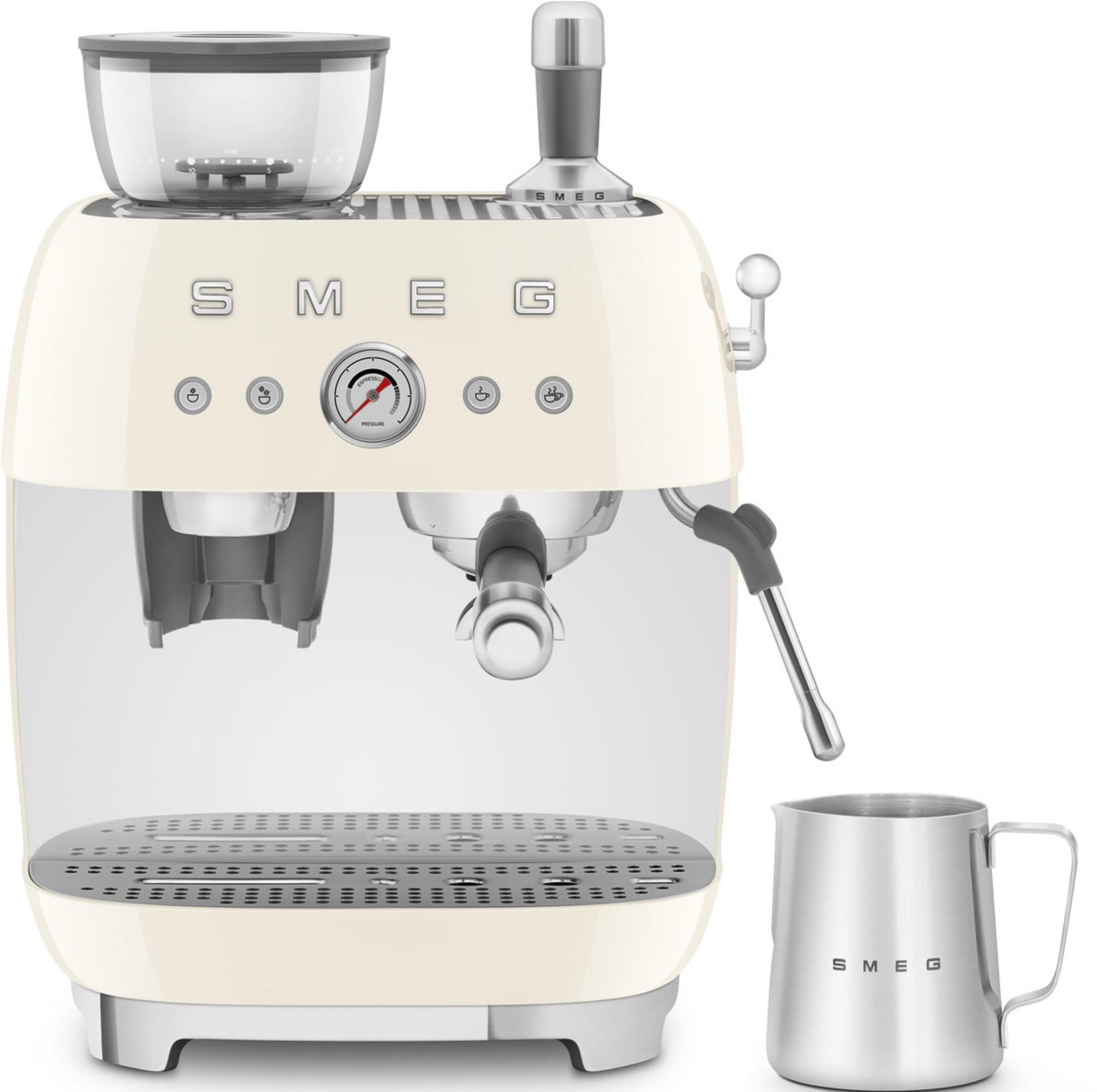 Kremowa ekspres do kawy SMEG z wbudowanym młynkiem i metalowym dzbankiem.