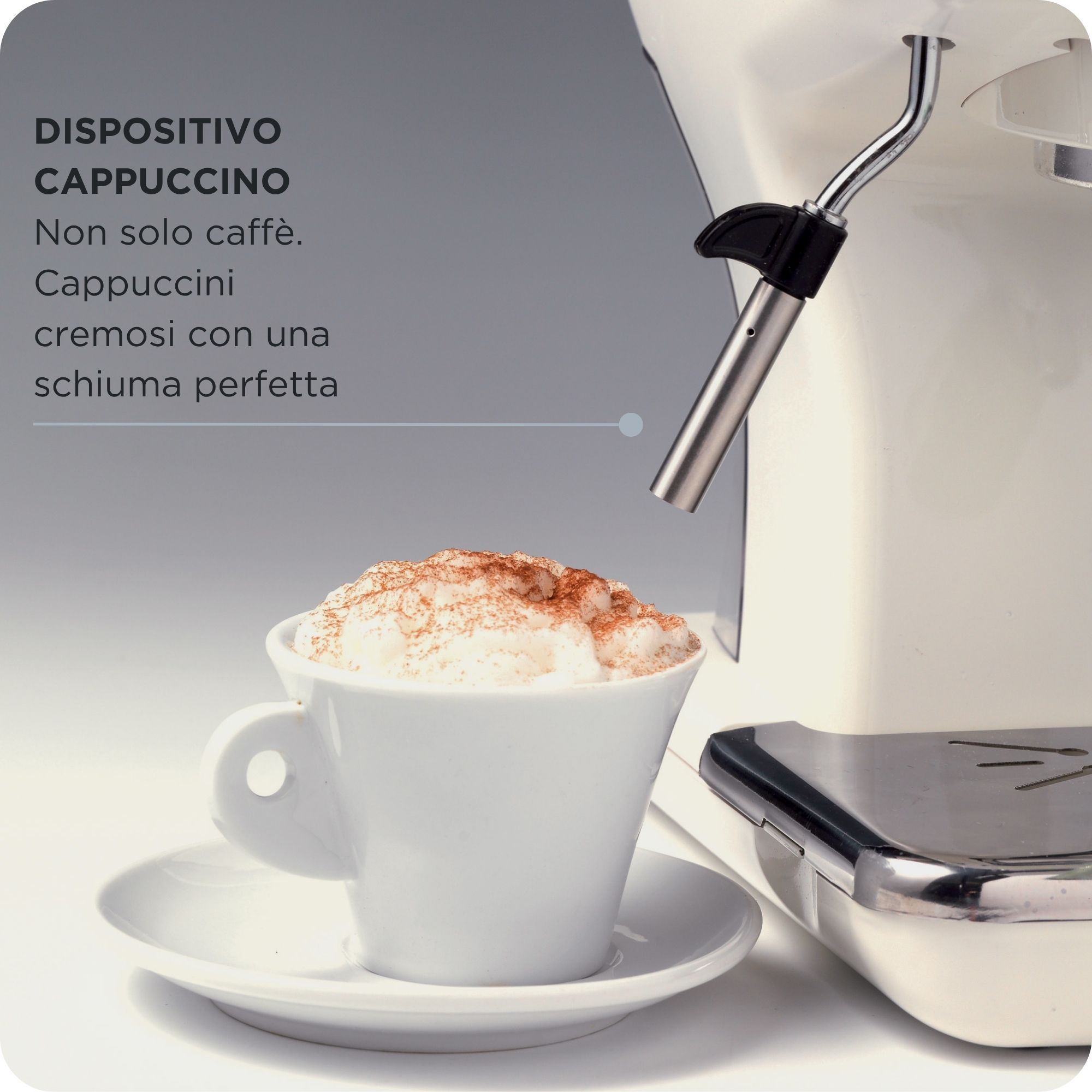 Eine weiße Espressomaschine mit Dampfdüse über einer Tasse Cappuccino.