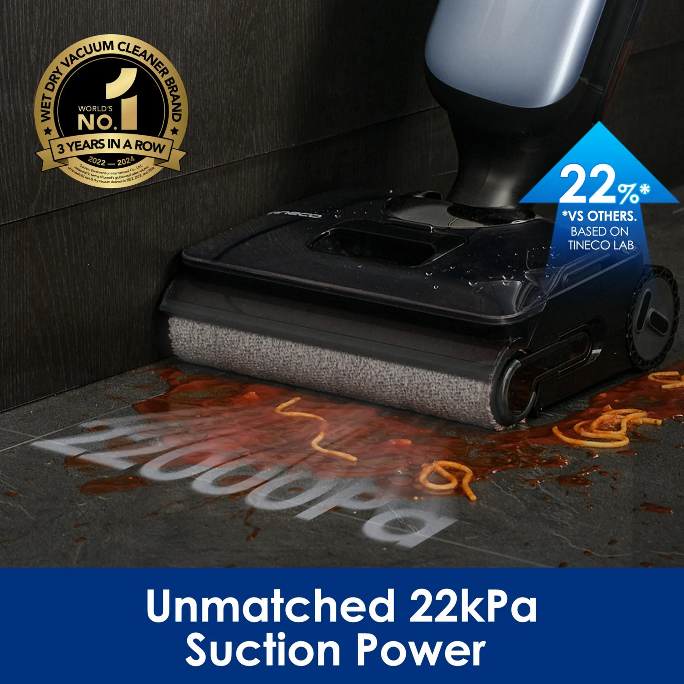 Odkurzacz do pracy na mokro i sucho czyści rozlaną pastę i sos na ciemnej podłodze.