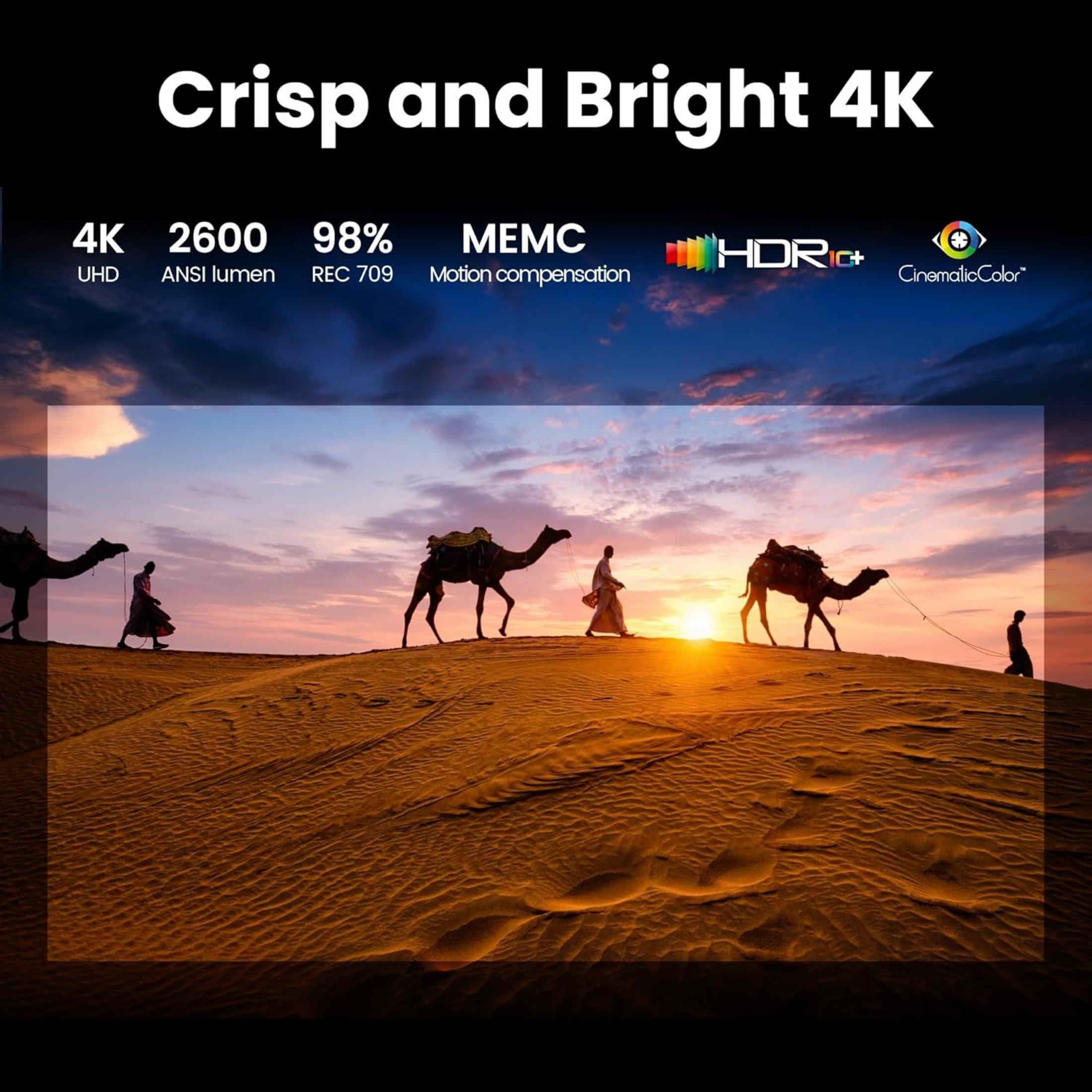 Cavaliers de chameaux traversant des dunes de sable au coucher du soleil. 4K, 2600 lumens, HDR+.