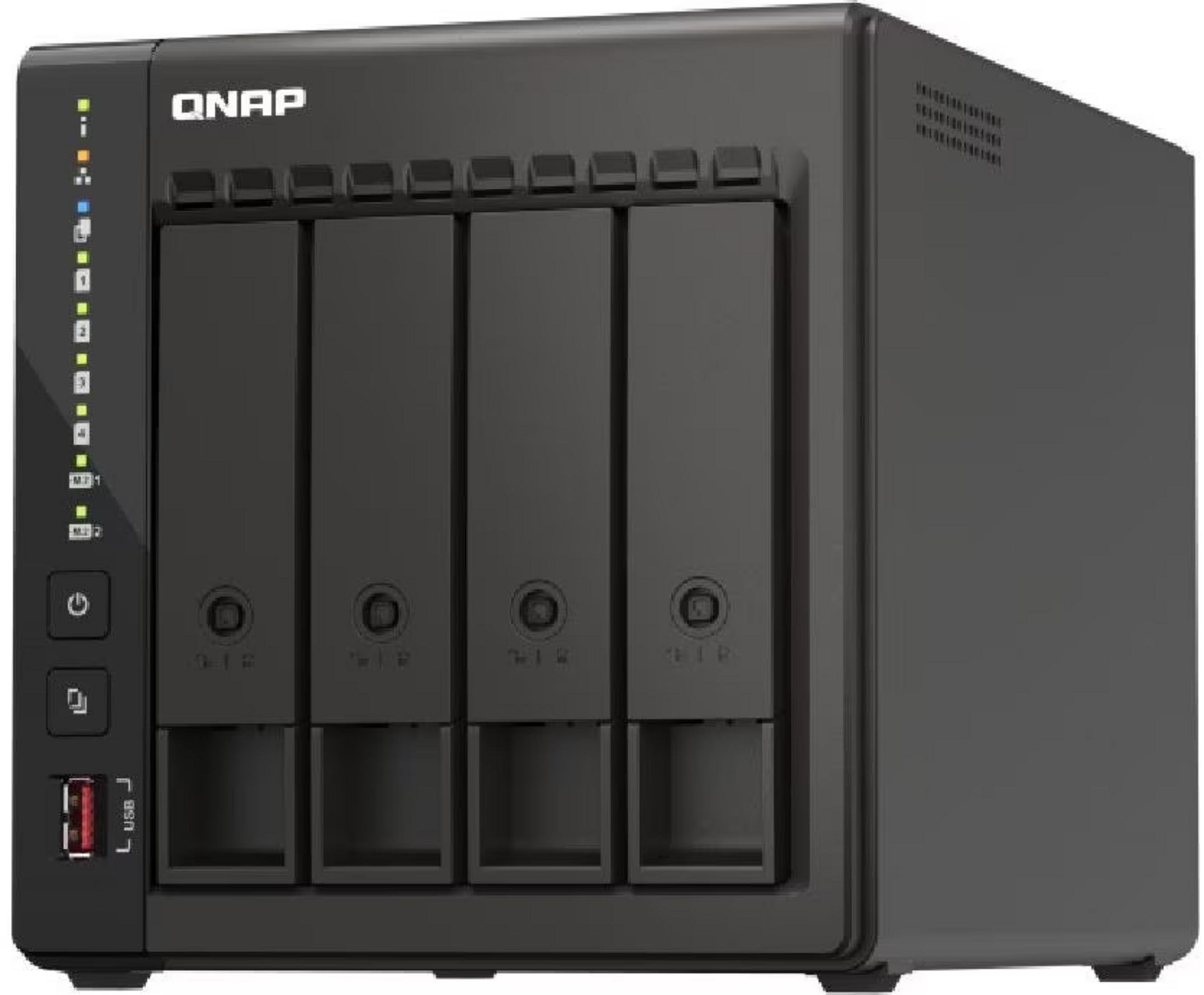 Schwarzer QNAP NAS mit vier Einschüben, Power-Taste und USB-Anschluss.