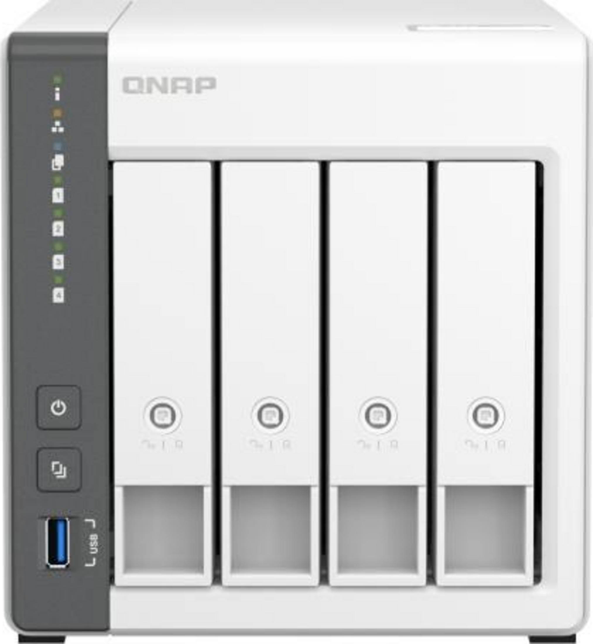 QNAP NAS mit vier Laufwerksschächten, Power-Button und USB-Anschluss.