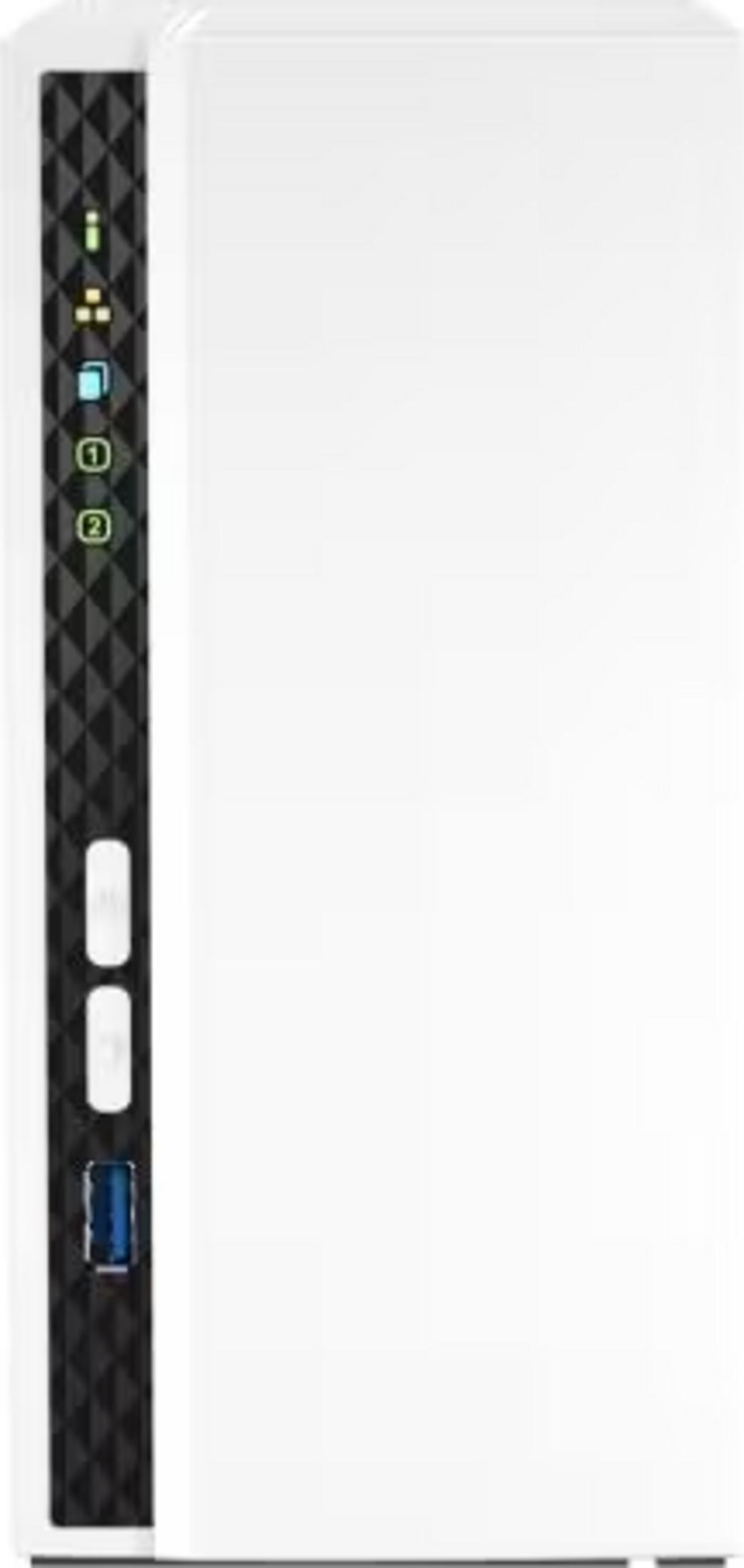 Weiße Box mit schwarzen Akzenten und LEDs. USB-Anschluss unten.