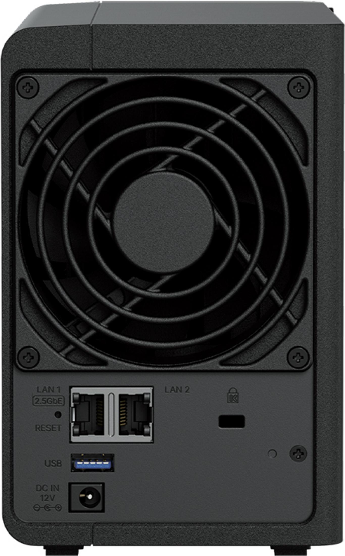 Rückseite eines schwarzen NAS-Geräts mit Lüfter, LAN-Anschlüssen, USB und Stromanschluss.