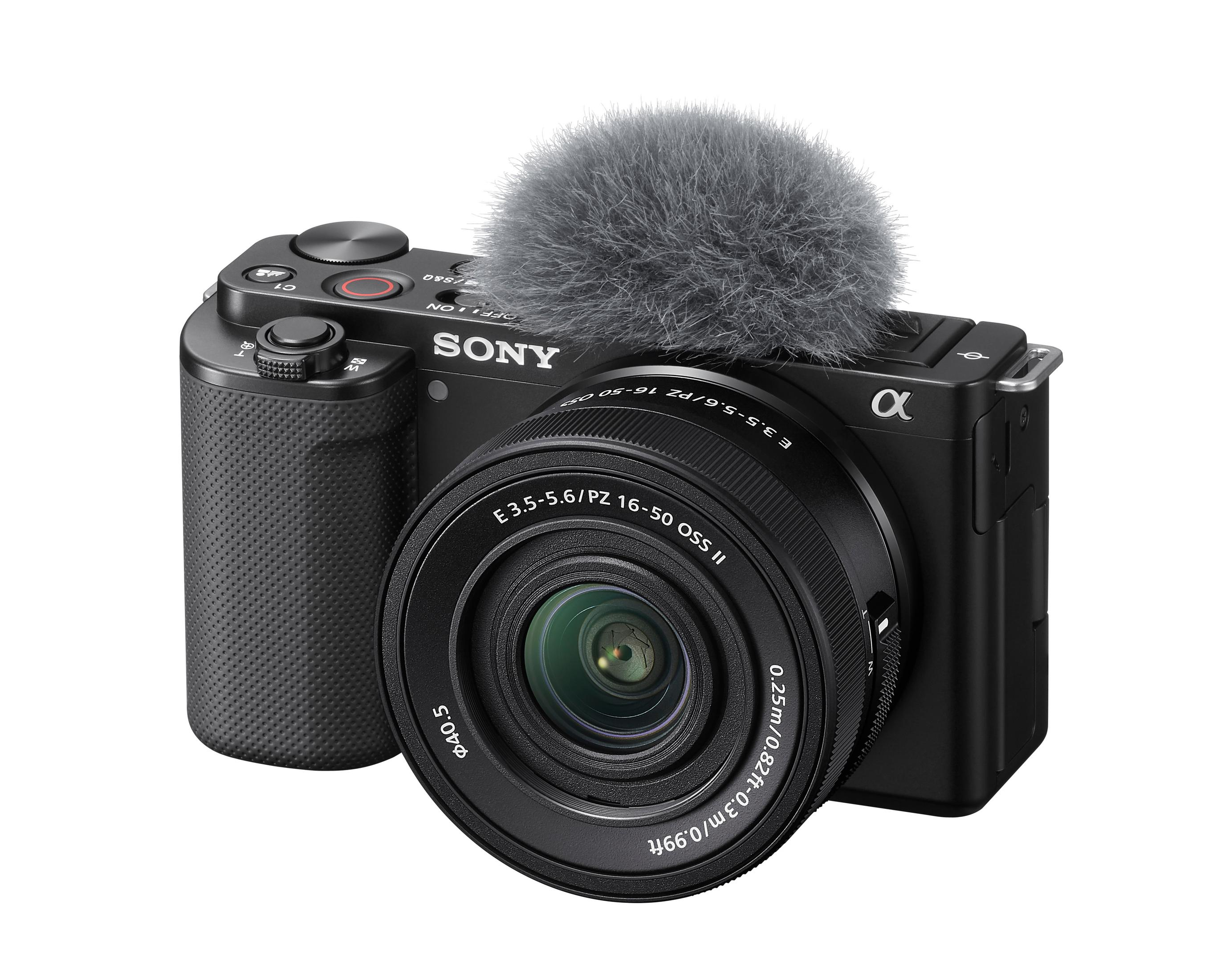Eine schwarze Sony Kamera mit einem Pelzwindschutz auf dem Mikrofon.