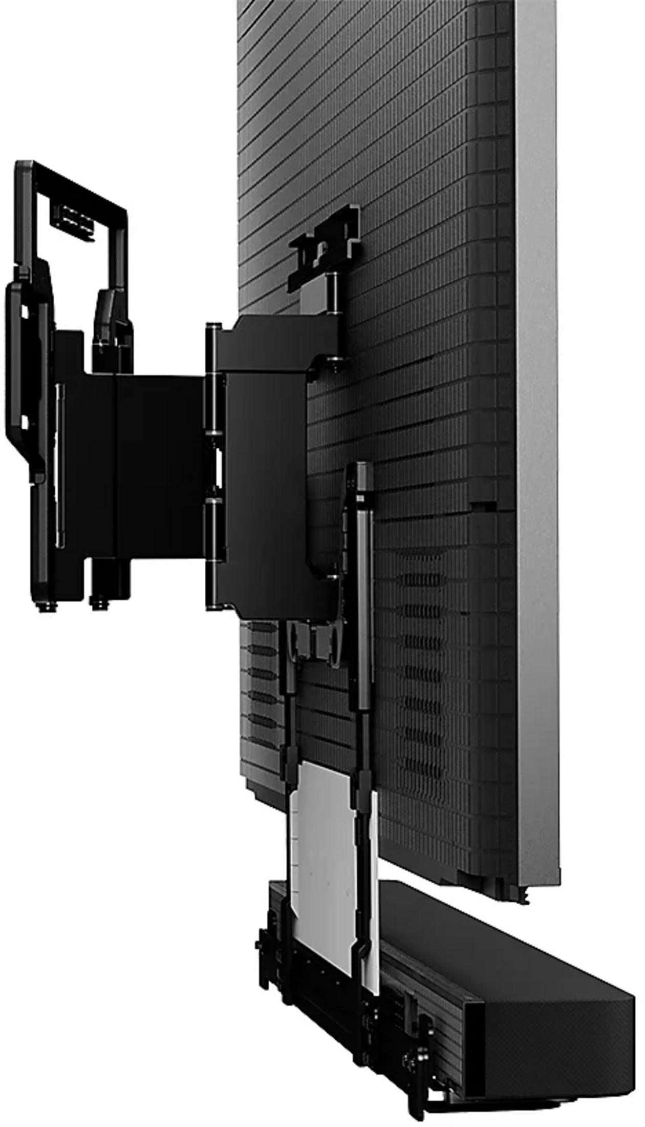 Soporte de pared negro para TV con barra de sonido, sobre fondo blanco.