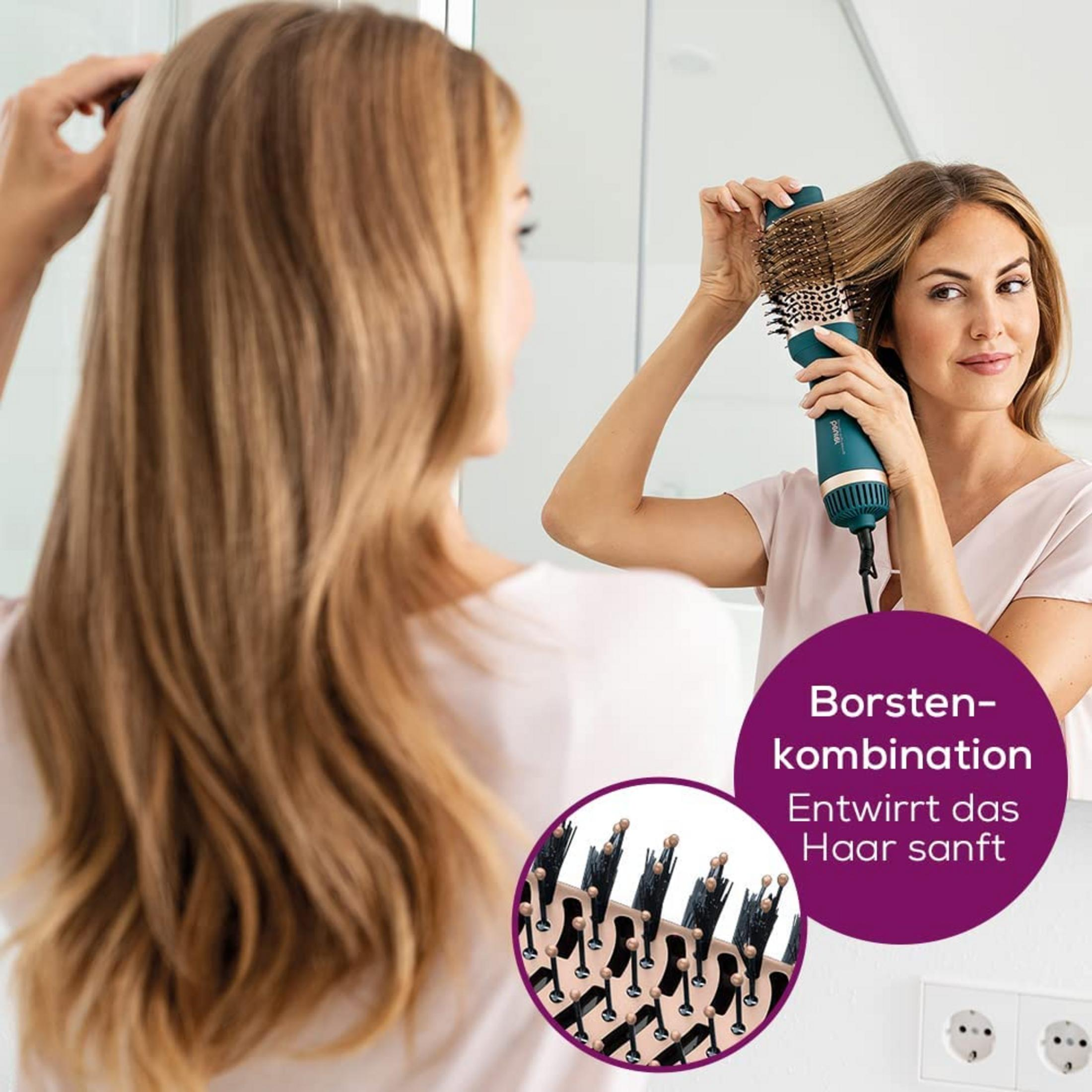 Mujer se peina el pelo rubio con un cepillo secador.