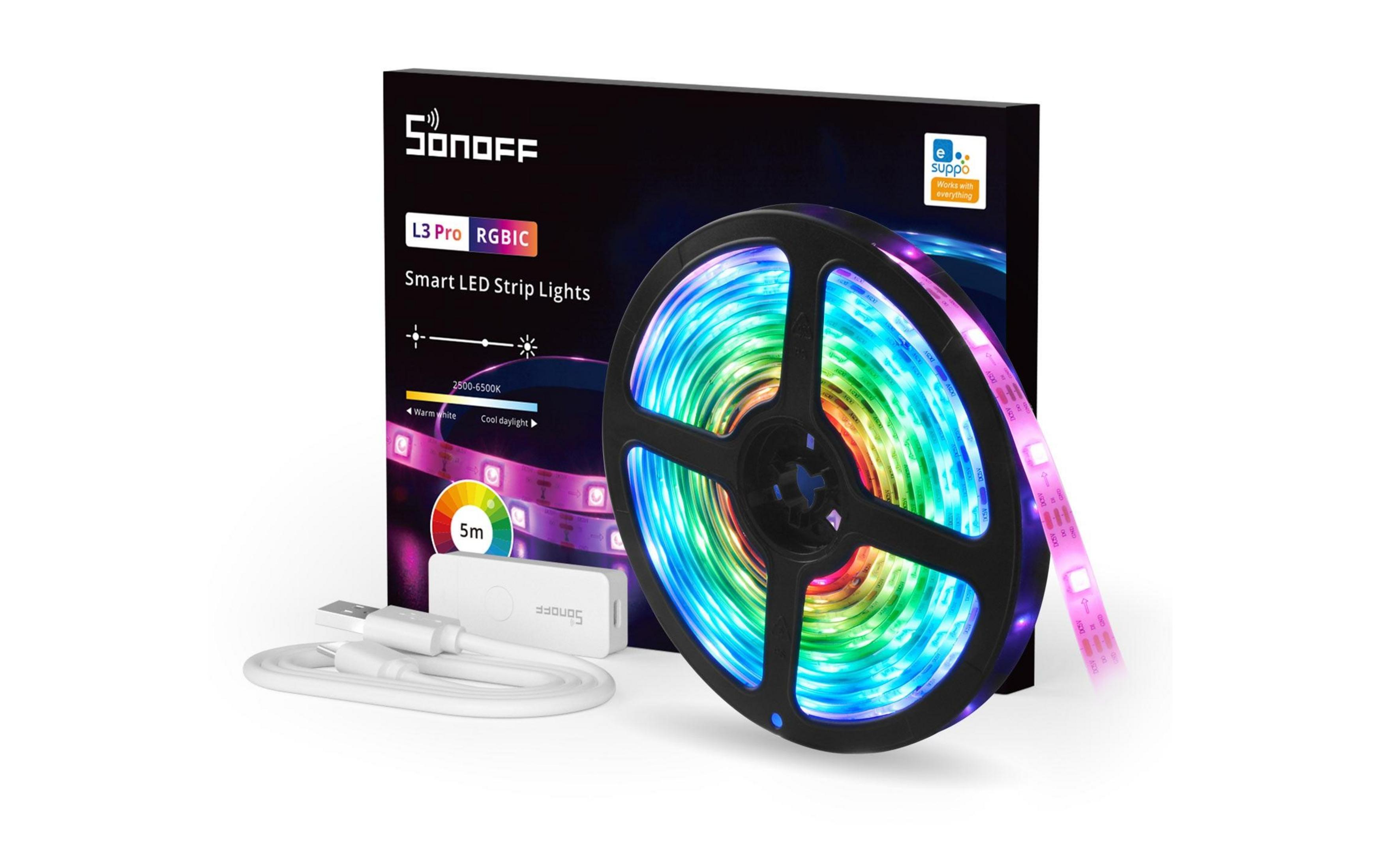 Striscia LED Sonoff L3 Pro RGBIC con controller e cavo USB su sfondo bianco.