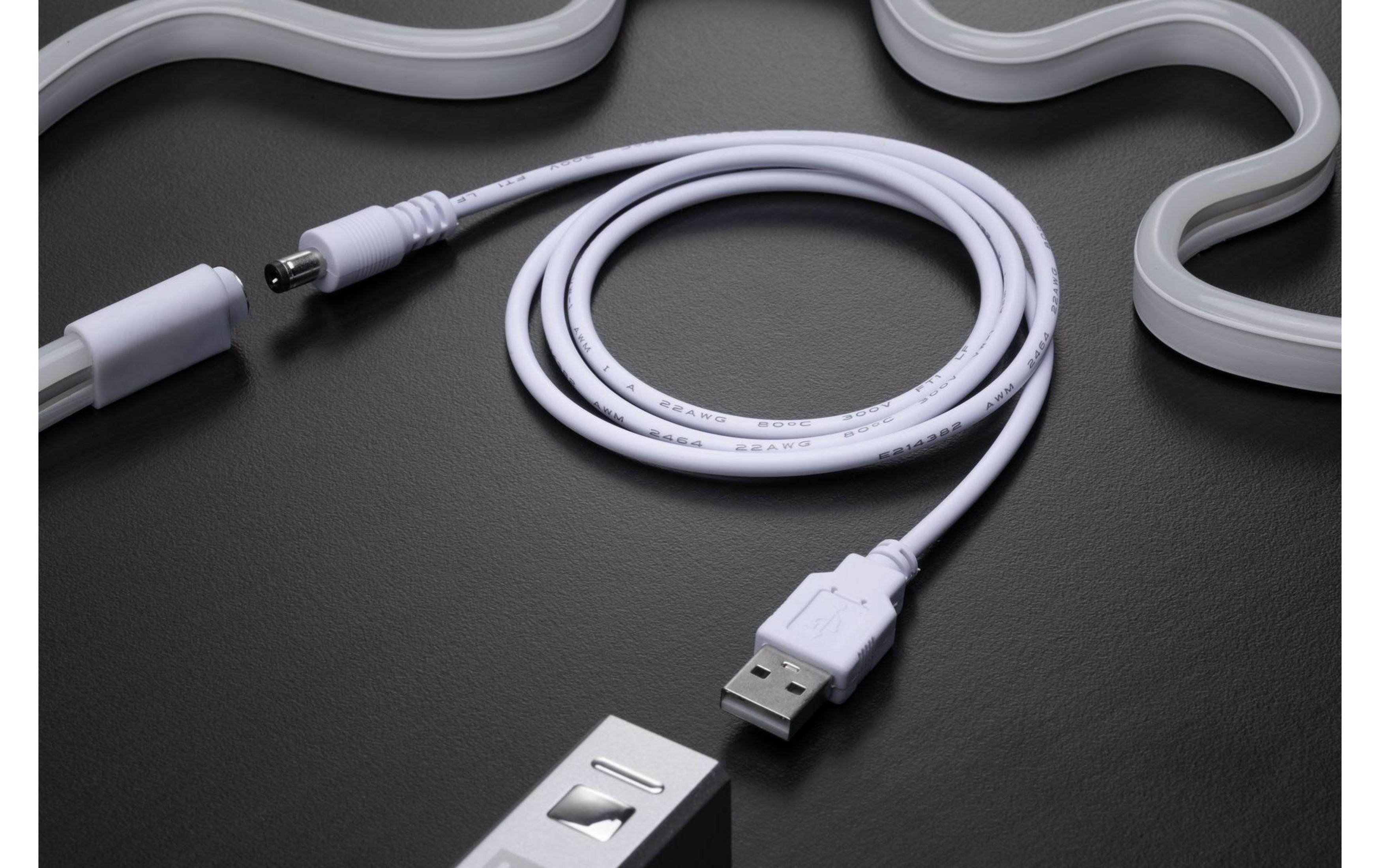 Un cavo USB bianco e un cavo di alimentazione bianco giacciono su una superficie nera.