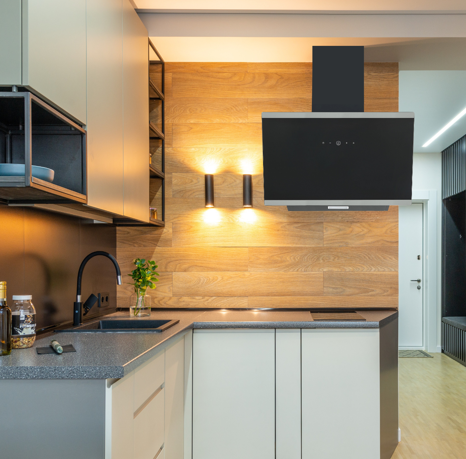 Moderne Küche mit Holzverkleidung, schwarzem Dunstabzug und Spüle.