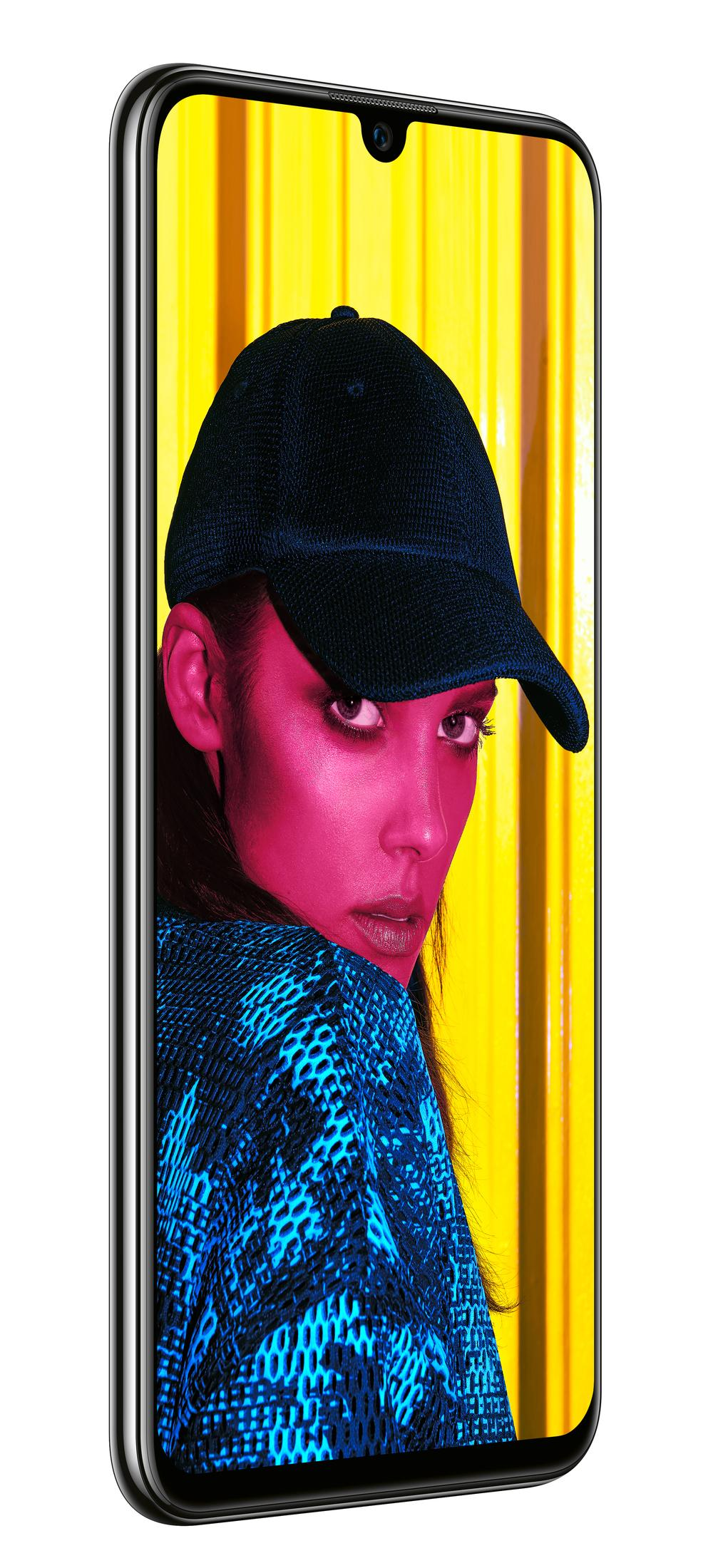 Eine Frau mit dunkler Kappe blickt über die Schulter, vor gelbem Hintergrund.