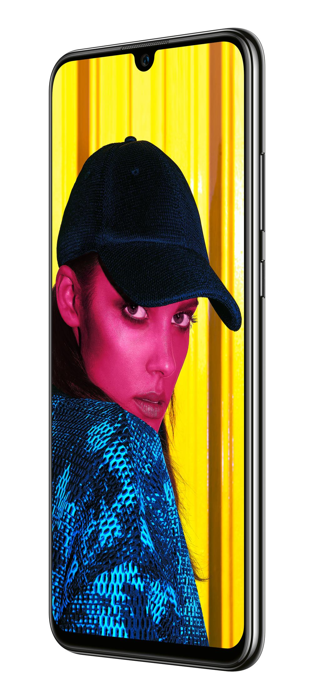 Eine Frau mit Kappe und blauem Oberteil vor gelbem Hintergrund.