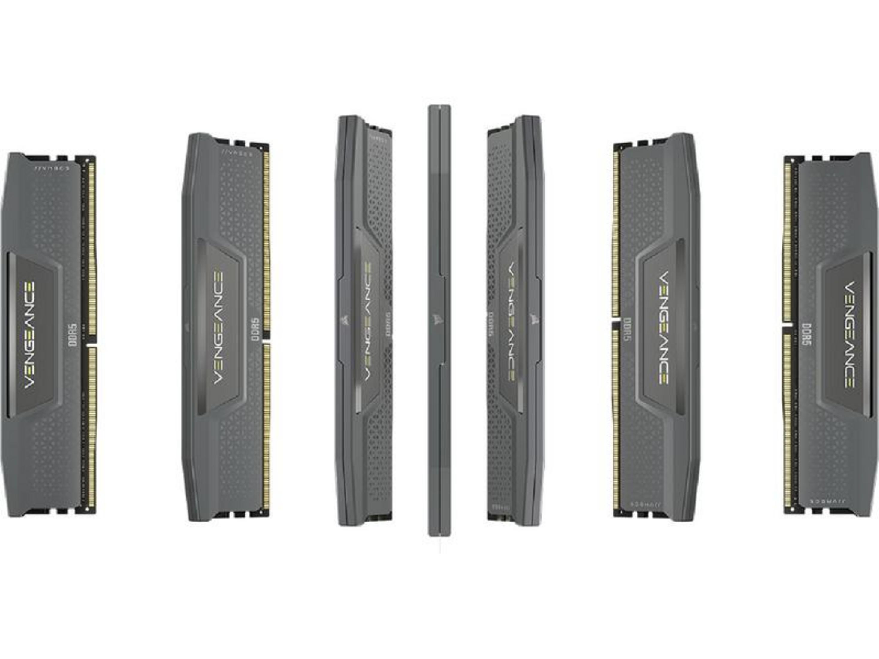 Sześć szarych modułów RAM ze srebrnymi pinami i napisem 