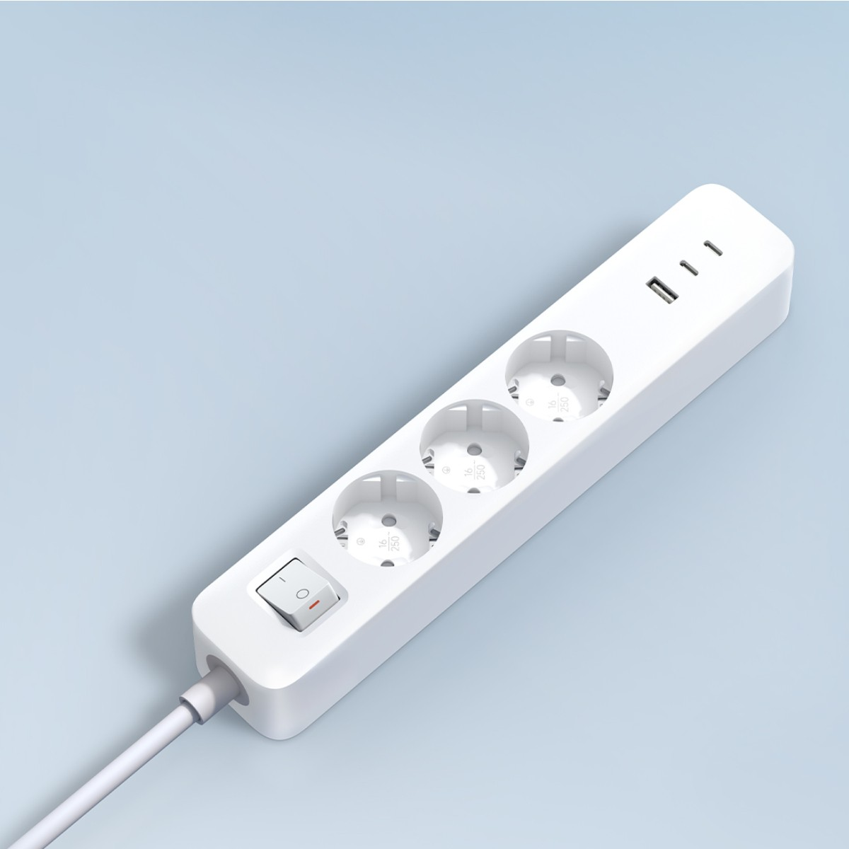 Ein weißer Mehrfachsteckdosenadapter mit drei Steckdosen, einem Schalter und USB-Anschlüssen.