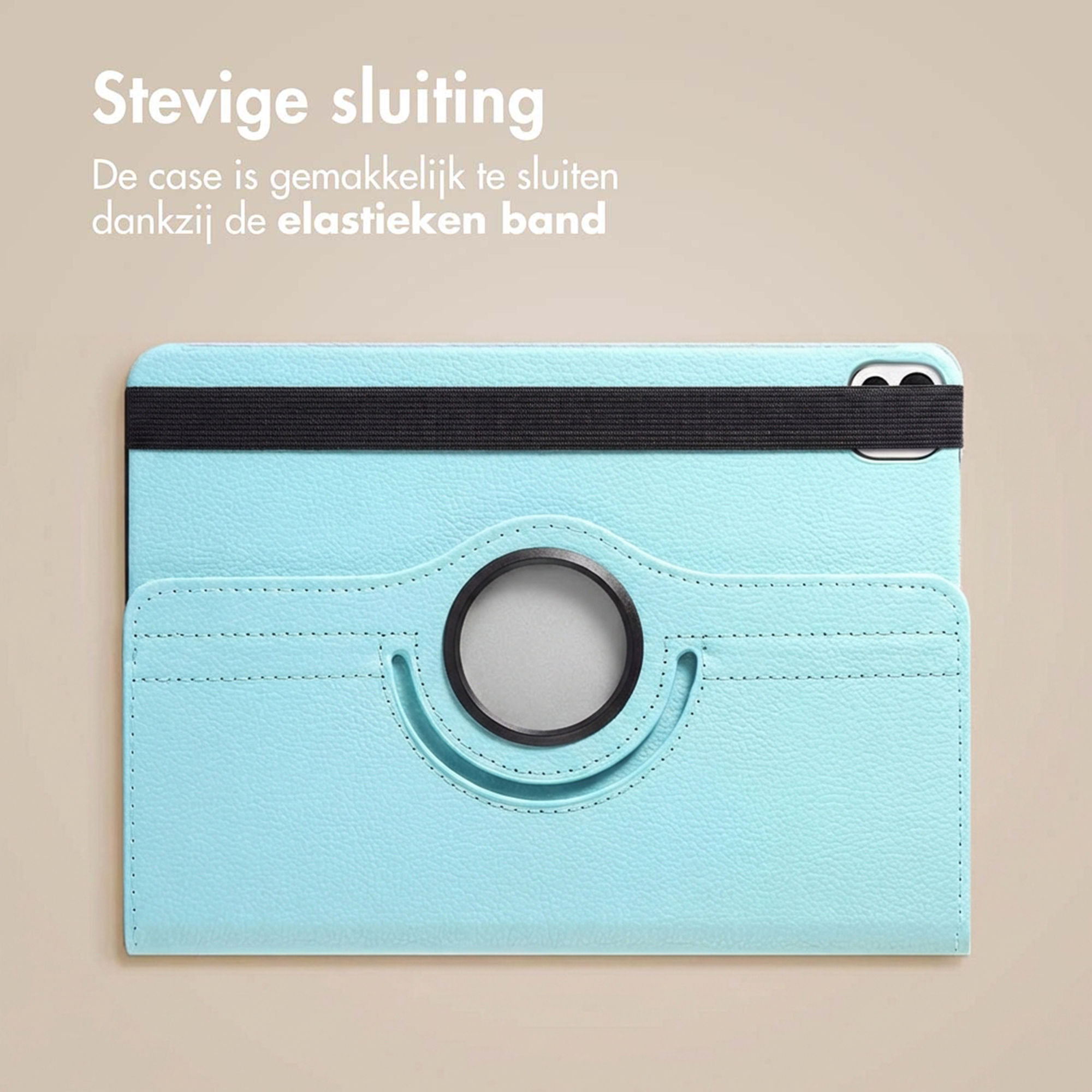 Lichtblauwe tablethoes met zwarte elastiek en draaibare ring.