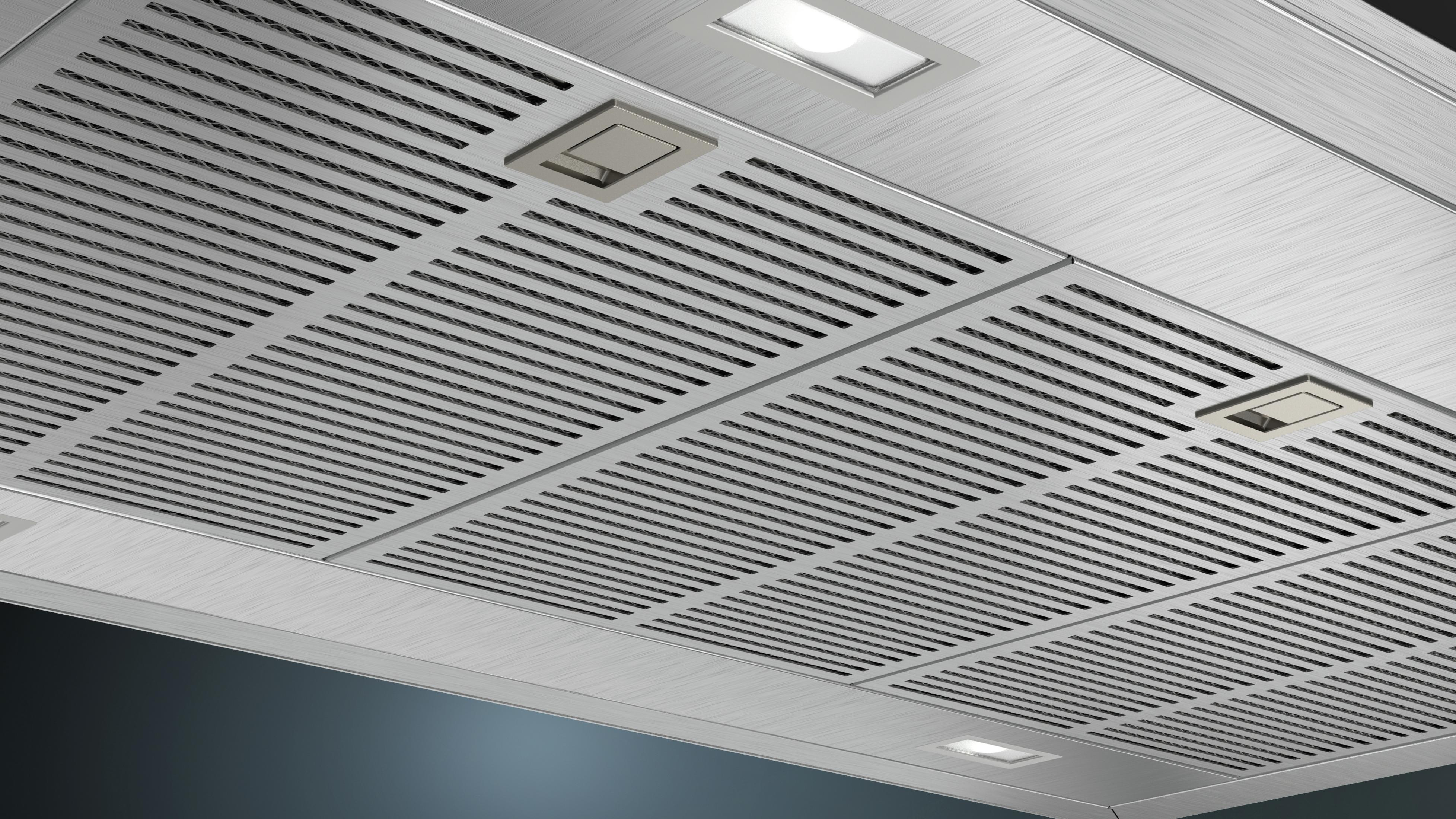 Cappa in acciaio inox con fessure di ventilazione e luci.