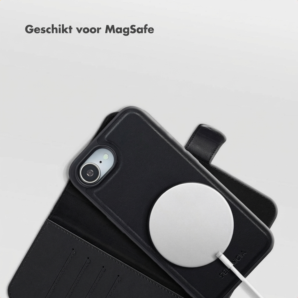 Zwarte iPhone met MagSafe oplader en hoes op lichtgrijze achtergrond.
